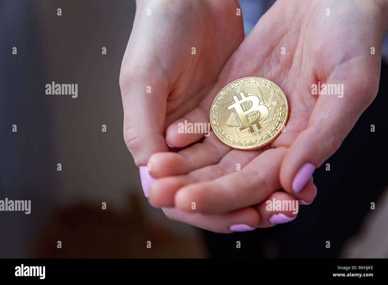 Cryptocurrency golden bitcoin Münze in der Frau die Hand. Elektronische  virtuelles Geld für Internet Banking und das internationale Netzwerk der  Zahlung. Symbol der Crypto wechselstu Stockfotografie - Alamy