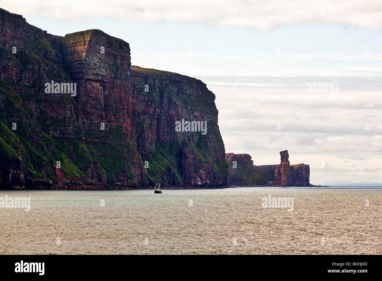 Steilküste, Klippen und Felsen Nadel des alten Mannes Hoy, Hoy Island, Orkney Inseln, Schottland, Großbritannien Stockfoto