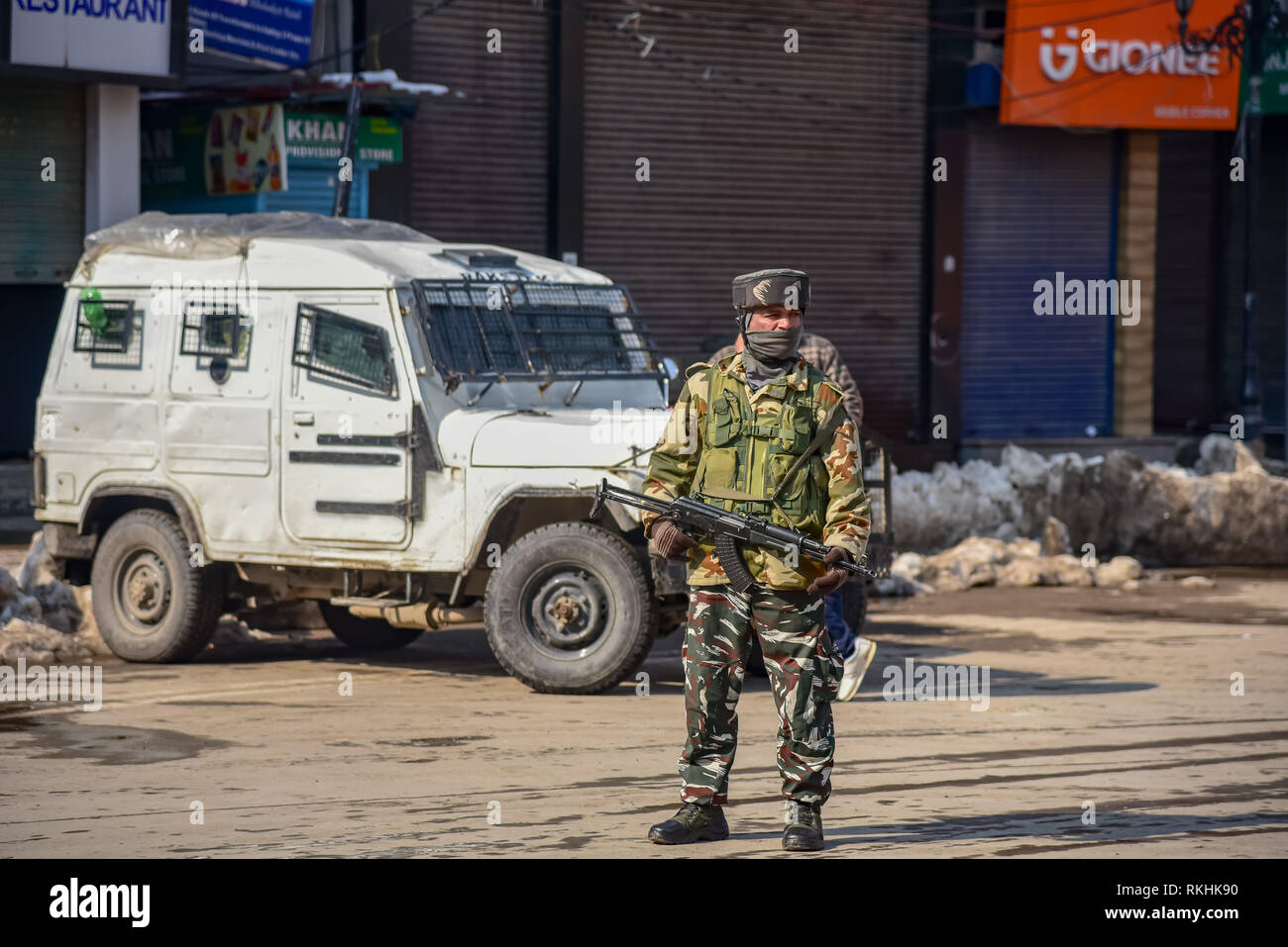 Eine Indische trooper gesehen auf der Suche, wie er Warnung vor einem bewaffneten Fahrzeug steht, während die Einschränkungen in Srinagar. Behörden auferlegten Beschränkungen in einigen Teilen der indischen - gesteuert von Kaschmir Stadt anti-indischen Proteste zu verhindern, nachdem die separatistischen Gruppen einen Generalstreik auf Todestages von Mohammed Maqbool Bhat, anspruchsvolle Bhat bleibt, interred in Hohe Sicherheit Neu Delhis Tihar Gefängnis, die für eine angemessene Beerdigung zurückgegeben werden. Stockfoto