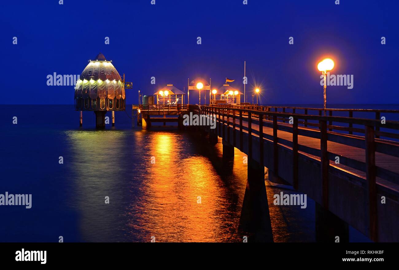 Grömitz Pier in der Blauen Stunde, Schleswig-Holstein, Deutschland Stockfoto