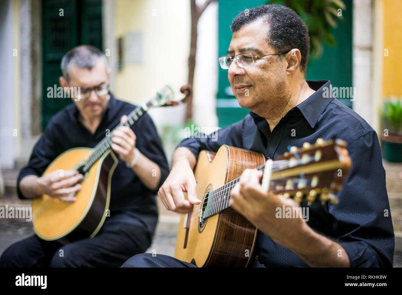 Zwei fado Gitarristen mit akustischen und portugiesischen Gitarren in Alfama, Lissabon, Portugal Stockfoto