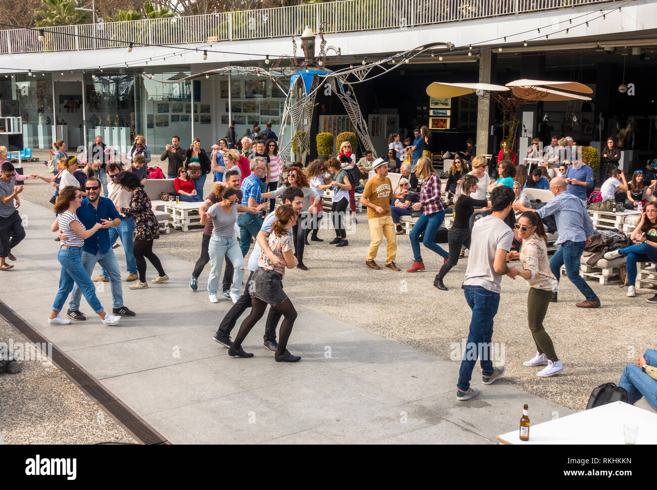 Menge tanzen auf Swing Musik, Muelle Uno, Malaga, Andalusien, Spanien. Stockfoto