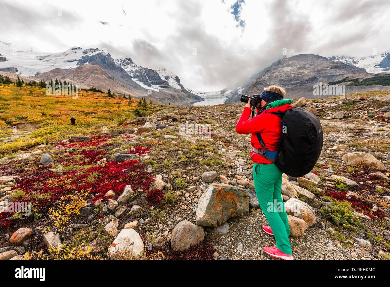 Junge Frau Fotos karge Landschaft, glacier Valley, Mount Athabasca mit Saskatchewan Athabasca Gletscher, Eisfelder Stockfoto