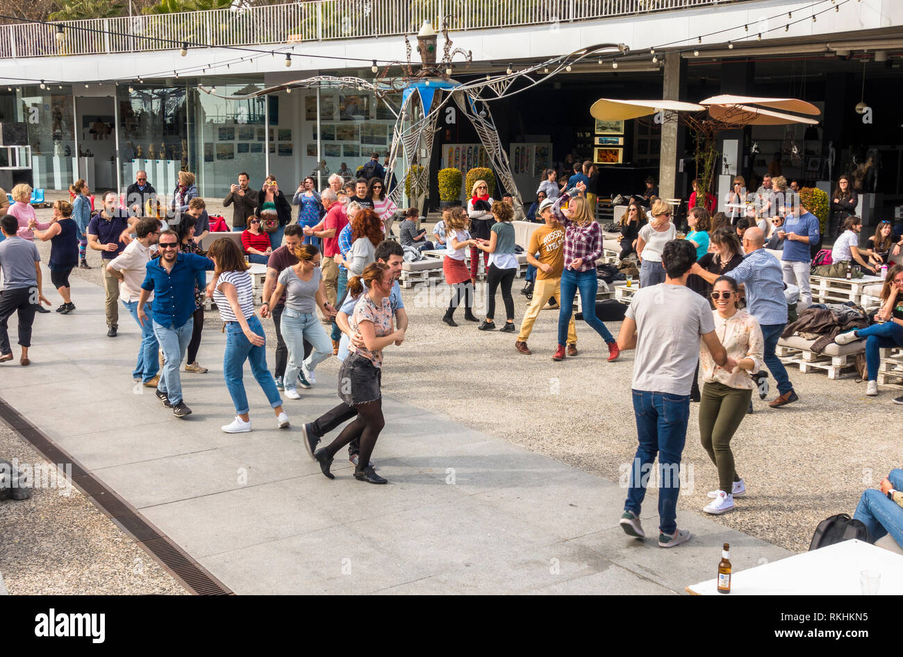 Menge tanzen auf Swing Musik, Muelle Uno, Malaga, Andalusien, Spanien. Stockfoto