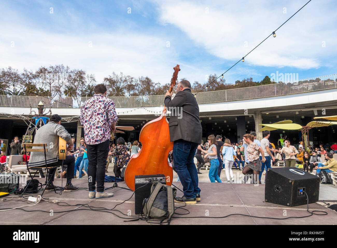 Swing Band spielen, tanzen zu Musik, Muelle Uno, Malaga, Andalusien, Spanien. Stockfoto