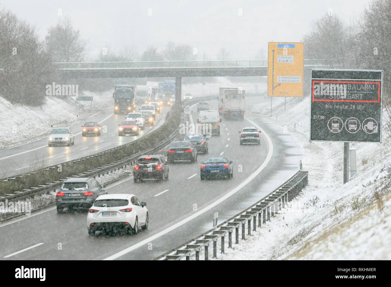 Autobahn, Straßenverkehr im Winter mit starker Schneefall, Stuttgart, Baden-Württemberg, Deutschland Stockfoto