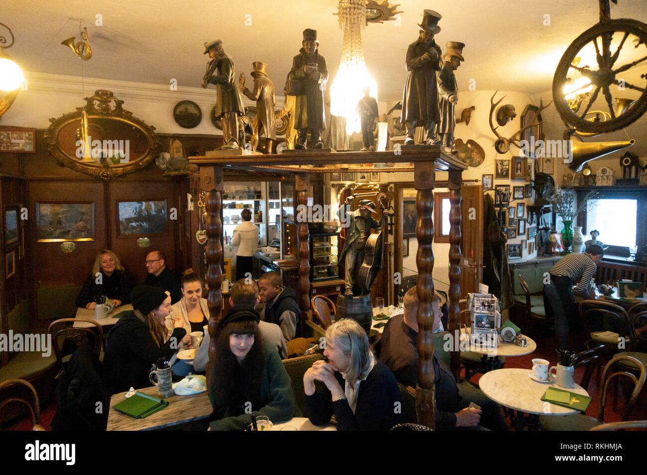 Besucher in Cafe, Valentin-Karlstadt-Musäum, München, Bayern, Deutschland Stockfoto