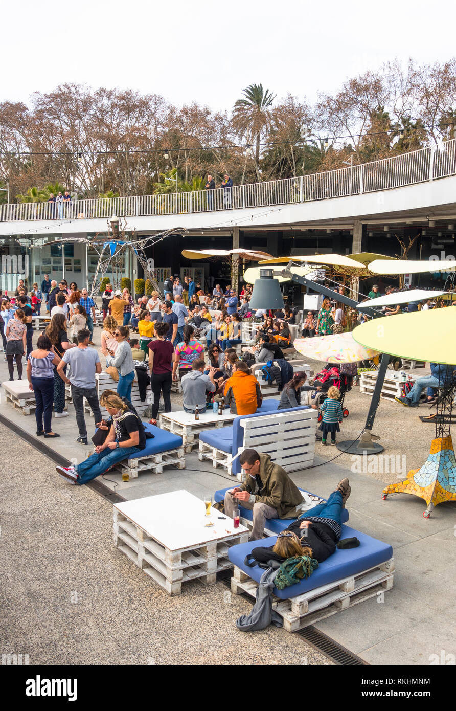 Junge Leute tanzen und tanzen, an der Bar im Freien, Muelle Uno, Malaga, Andalusien, Spanien. Stockfoto