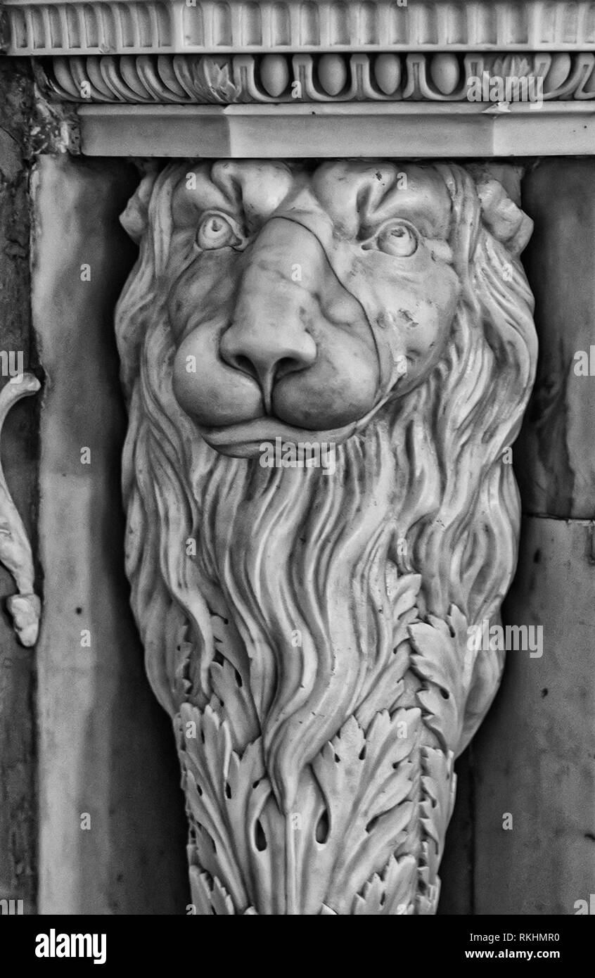 St. Petersburg, Russland - 12. August 2016: Statuen und Denkmäler von St. Petersburg. Der Stolz der Bildhauer und Stein und Metall Verarbeitung Technologie. Stockfoto