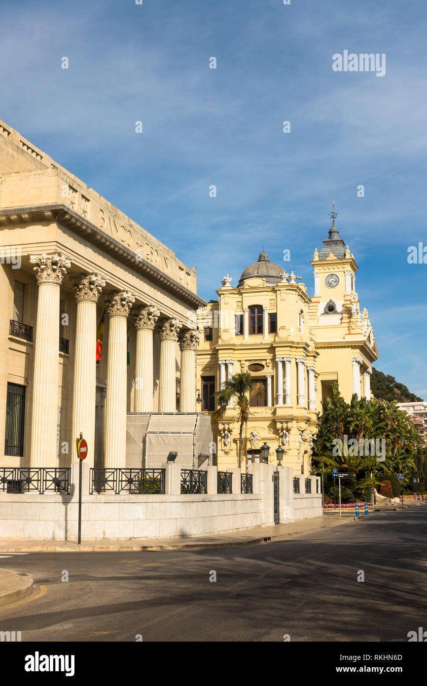 Malaga Spanien. Nationale Zentralbank Spaniens Gebäude mit Rathaus hinter, Malaga, Andalusien, Spanien. Stockfoto