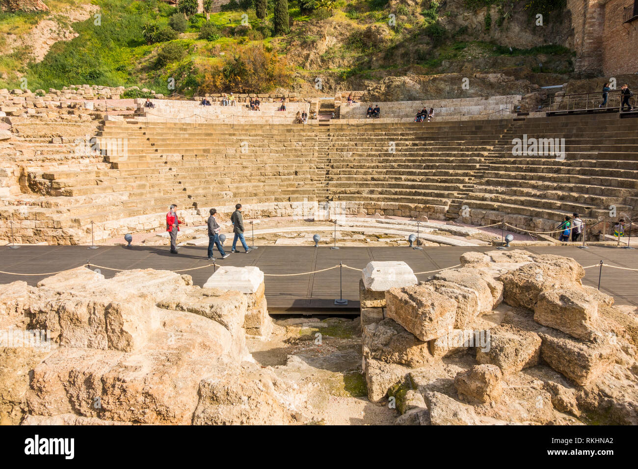 Malaga Spanien. Malaga Alcazaba. Antike römische Amphitheater mit Alcazaba im Hintergrund, Malaga, Andalusien, Spanien Stockfoto