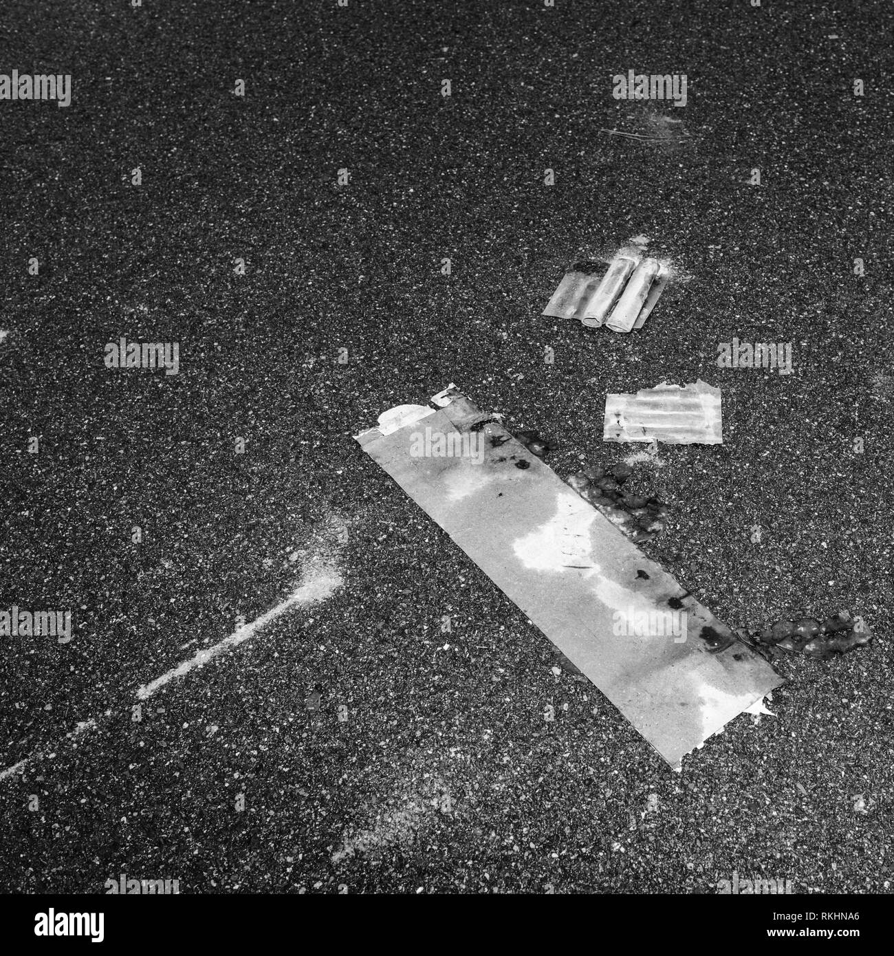 Paris, Frankreich - 1. Januar 2018: Feuerwerk und petards Müll auf der Straße Asphalt links nach Winterurlaub Feier in der französischen Hauptstadt Paris - Schwarz und Weiß Stockfoto