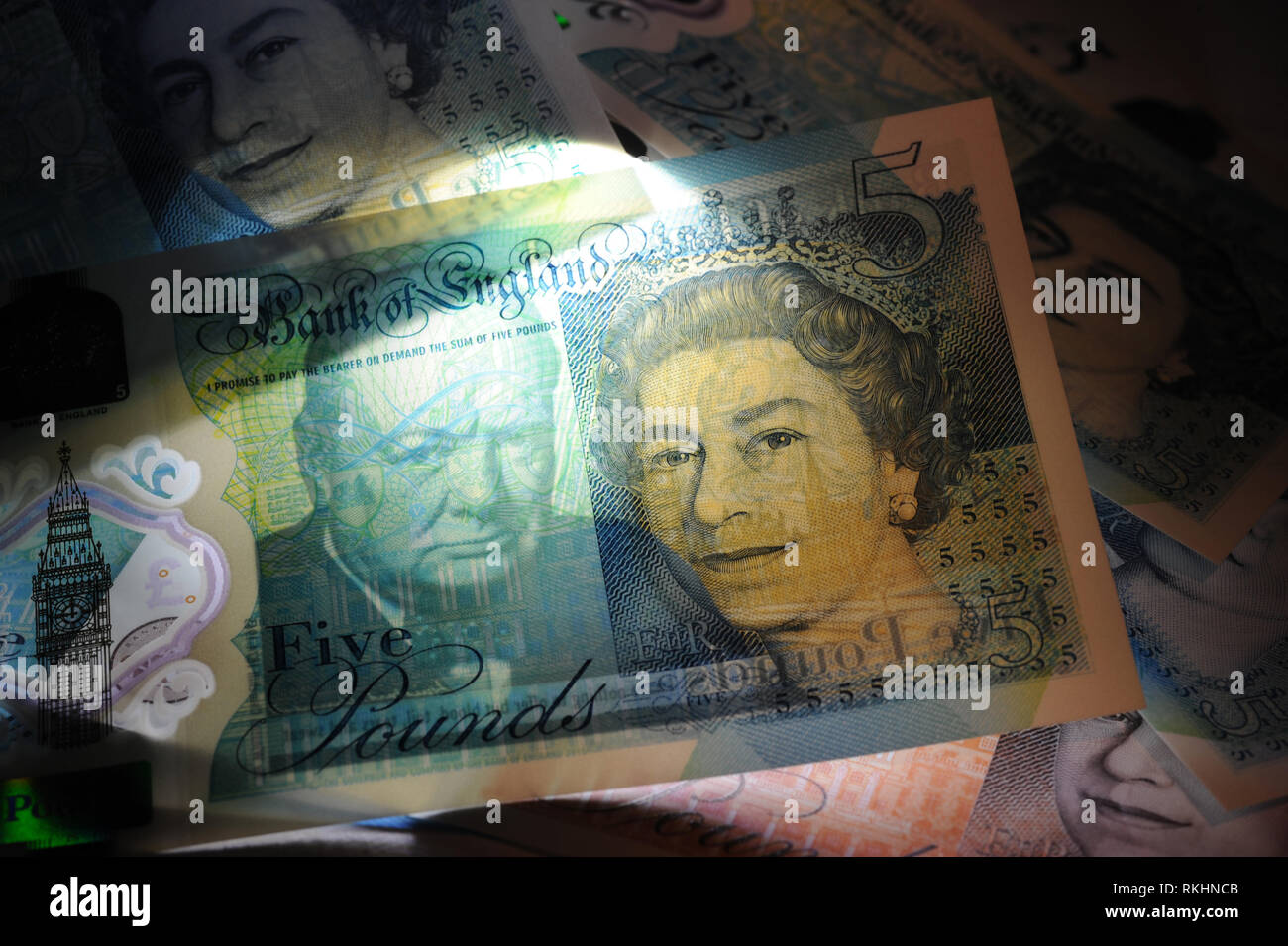 Britische 5 Pfund HINWEIS MIT ANDEREN BANKNOTEN WIEDER GELD DIE WIRTSCHAFT DIE KÖNIGIN WINSTON CHURCHILL BAR EINKOMMEN LÖHNE DARLEHEN ETC. UK Stockfoto