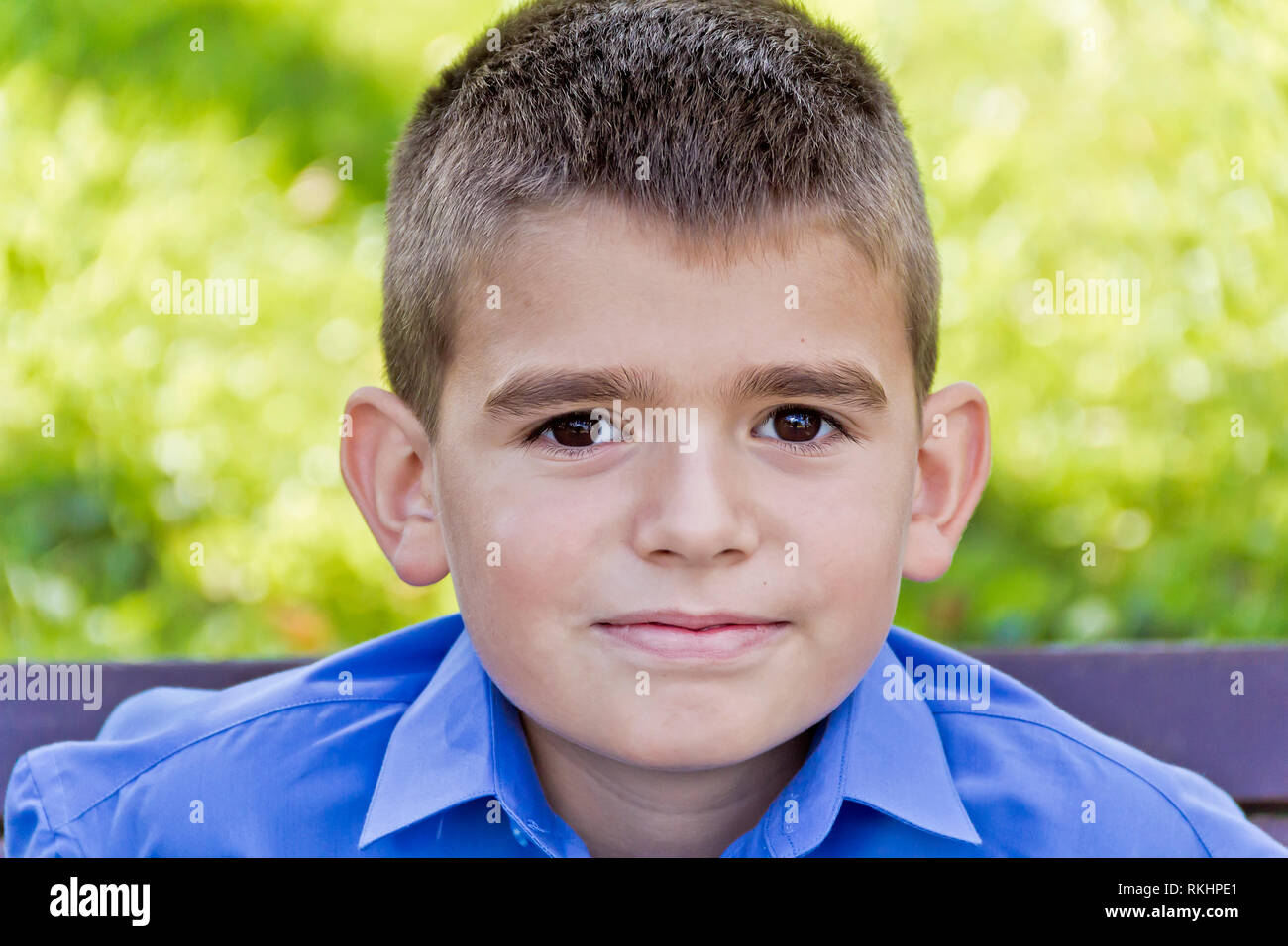 Süße brünette Junge elf Jahre alt im Sommer Hintergrund Stockfoto