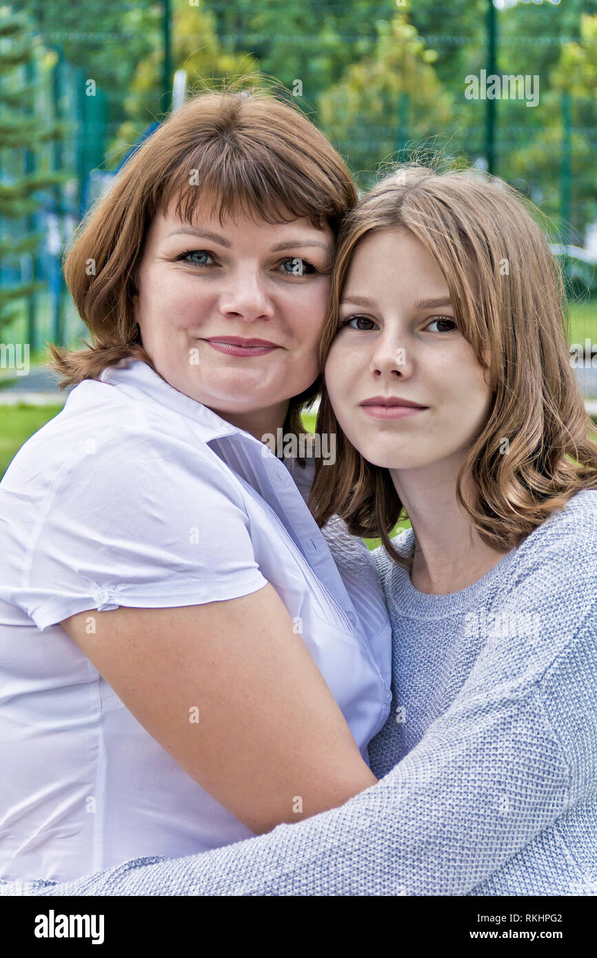 Glücklichste Mutter und Tochter 14 Jahre alt im Sommer Stockfotografie