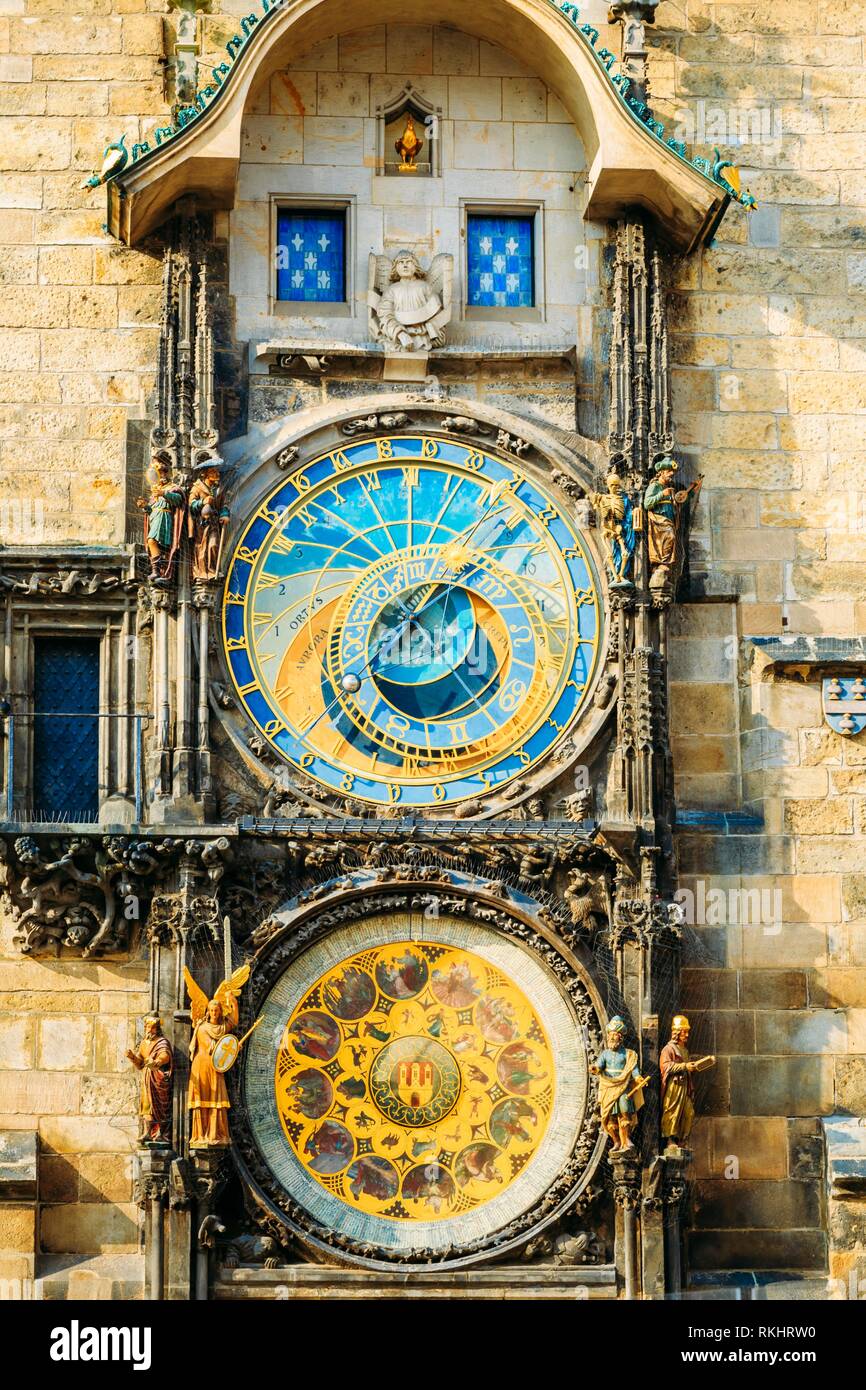 Prag Astronomische Uhr am Altstädter Rathaus von 1410 ist die dritte  älteste Astronomische Uhr in der Welt und die Älteste noch arbeiten  Stockfotografie - Alamy