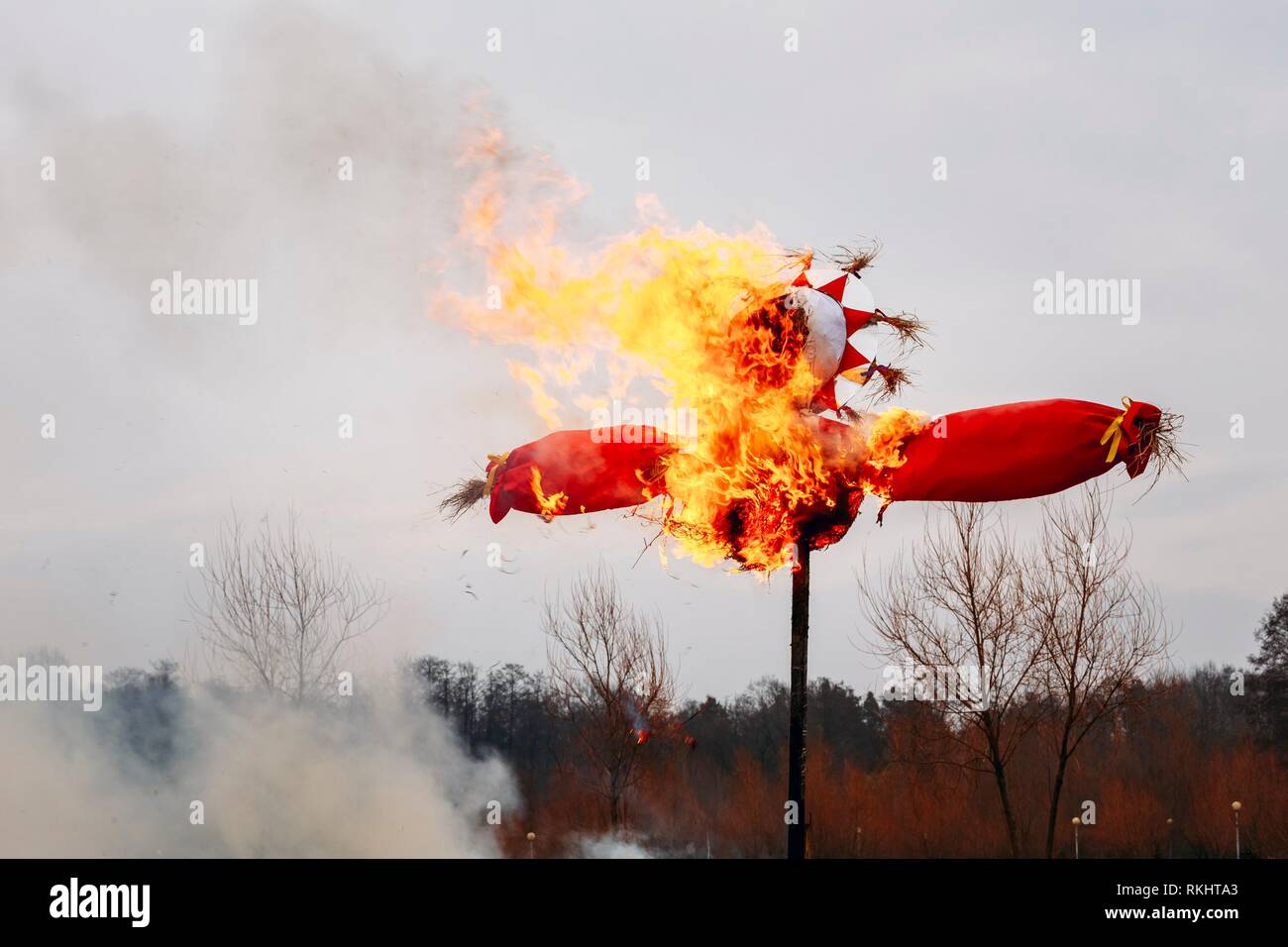 Brennen von bildnissen Maslenitsa Stroh in Brand auf der traditionellen Urlaub widmet sich der Ansatz des Frühlings-slawischen feiern Fastnacht. Stockfoto