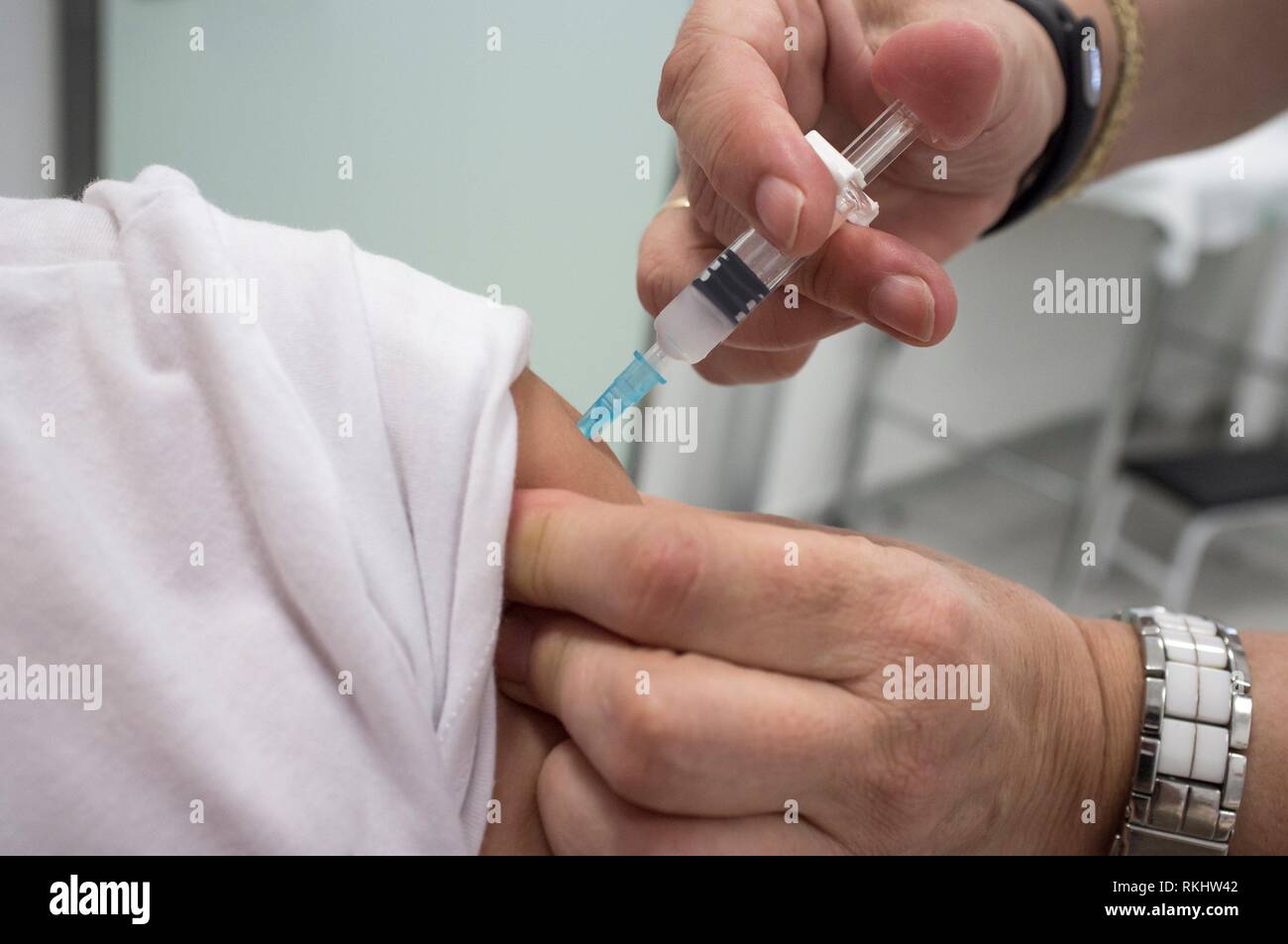 Krankenschwester impfen kleines Mädchen im Healthcare Center. Keuchhusten, Diphtherie und Tetanus. Stockfoto