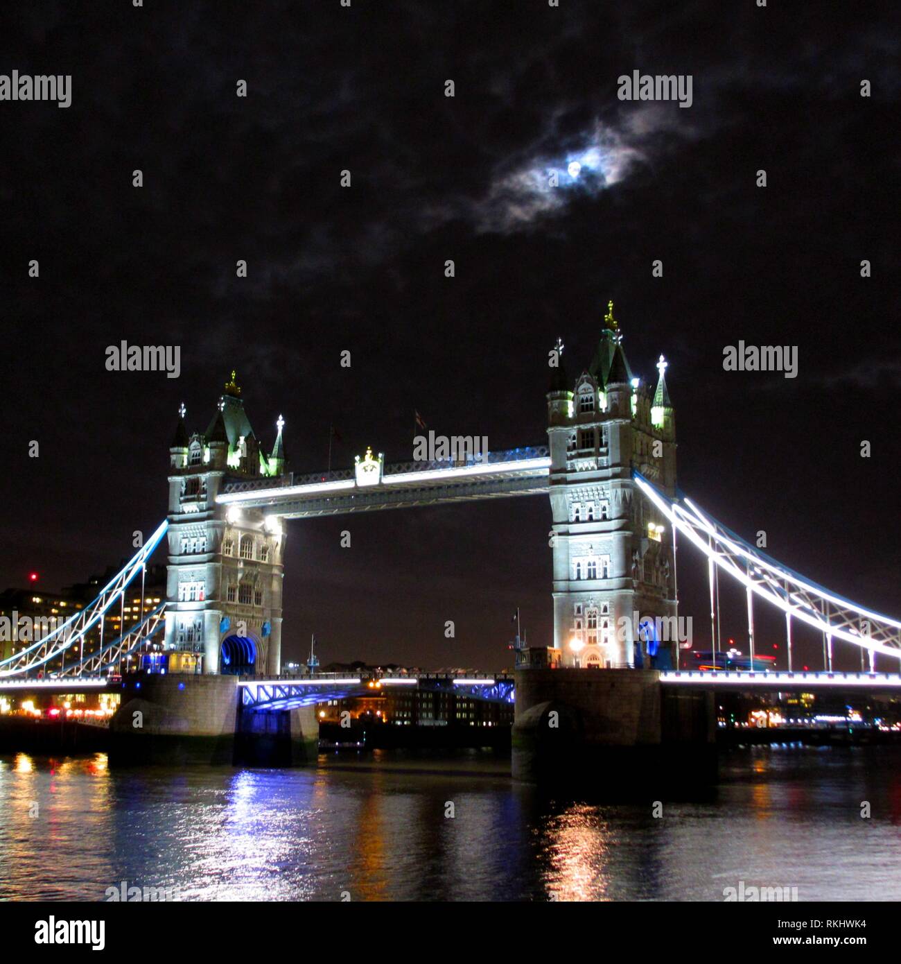 Vollmond über die Tower Bridge, Tower Hamlets, London, UK. Stockfoto