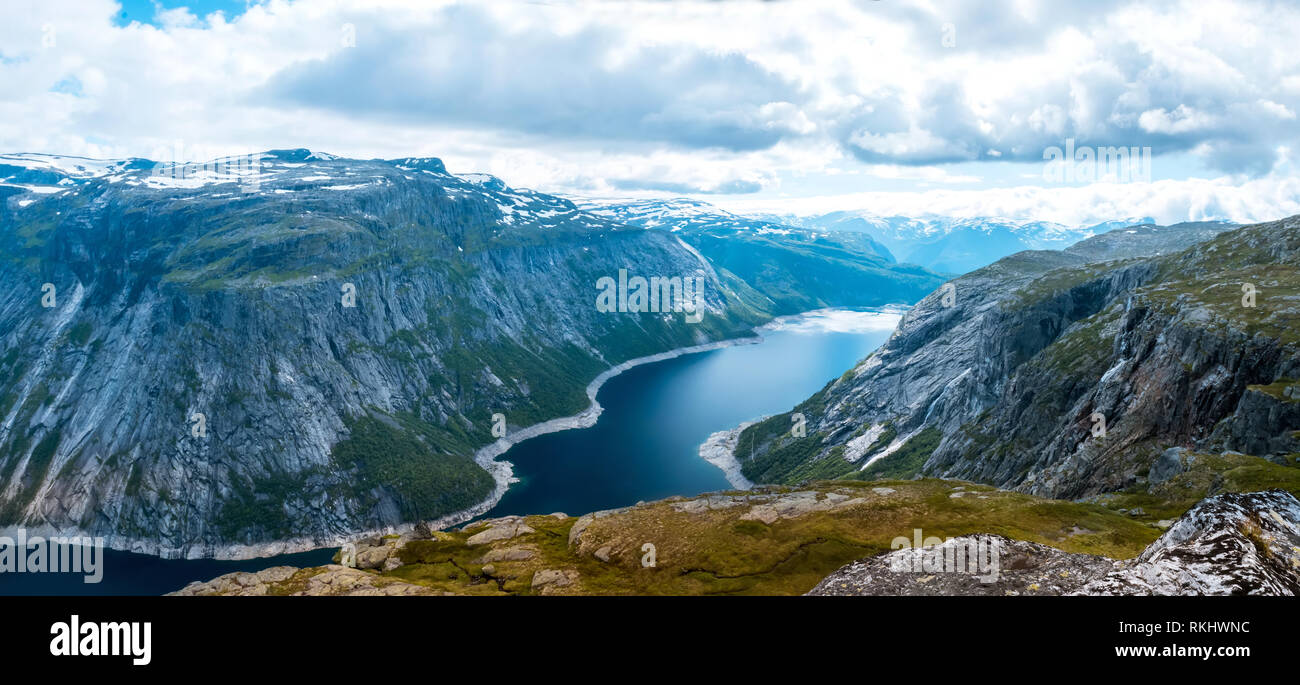 Sommer Blick auf Berg Moor und See in Norwegen Stockfoto