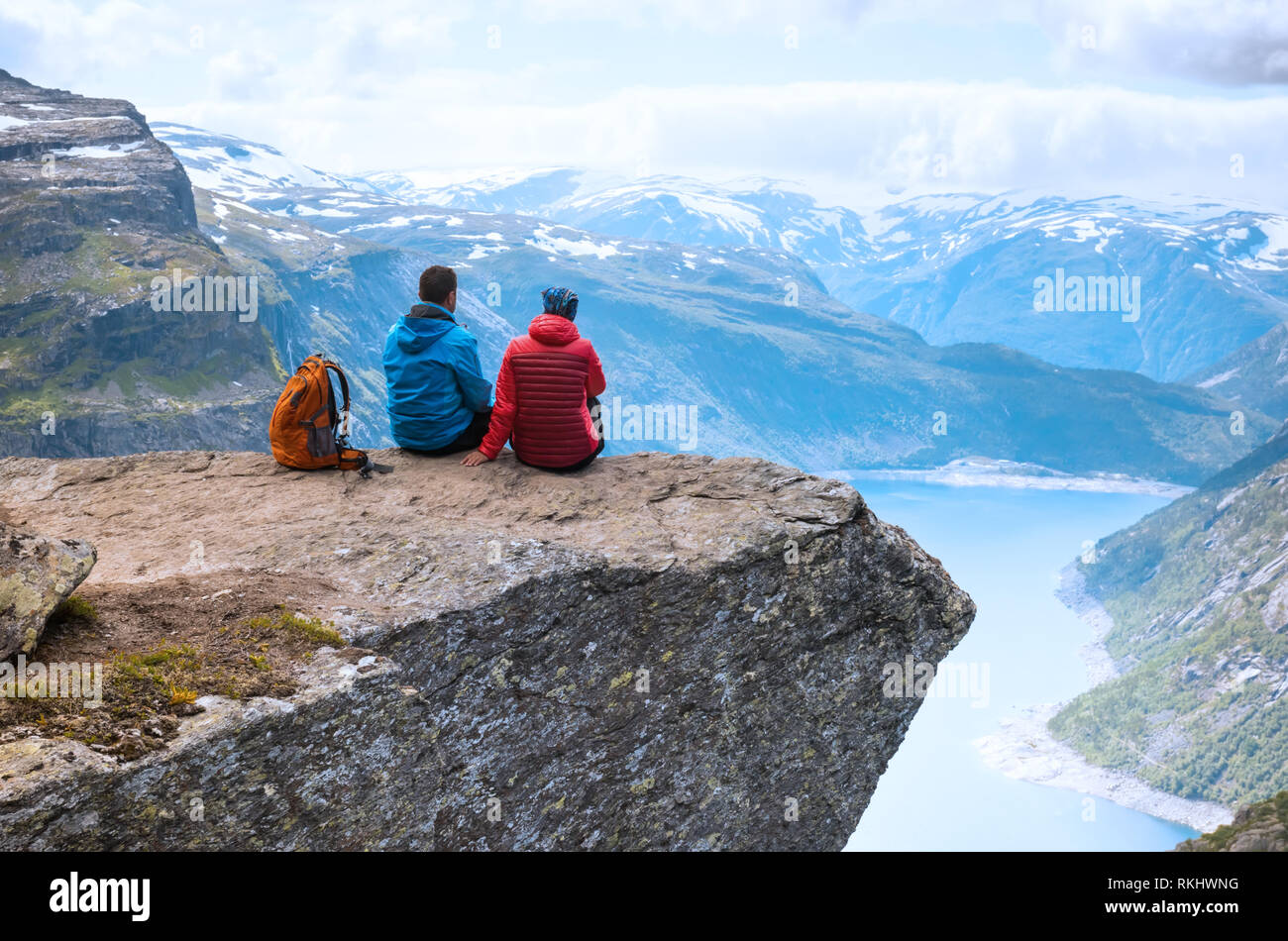 Paar Draufsicht auf dem Weg zur trolltunga. Lage: skandinavischen Bergen, Norwegen, Stavanger. Begriff von Freiheit und Erfolg Stockfoto