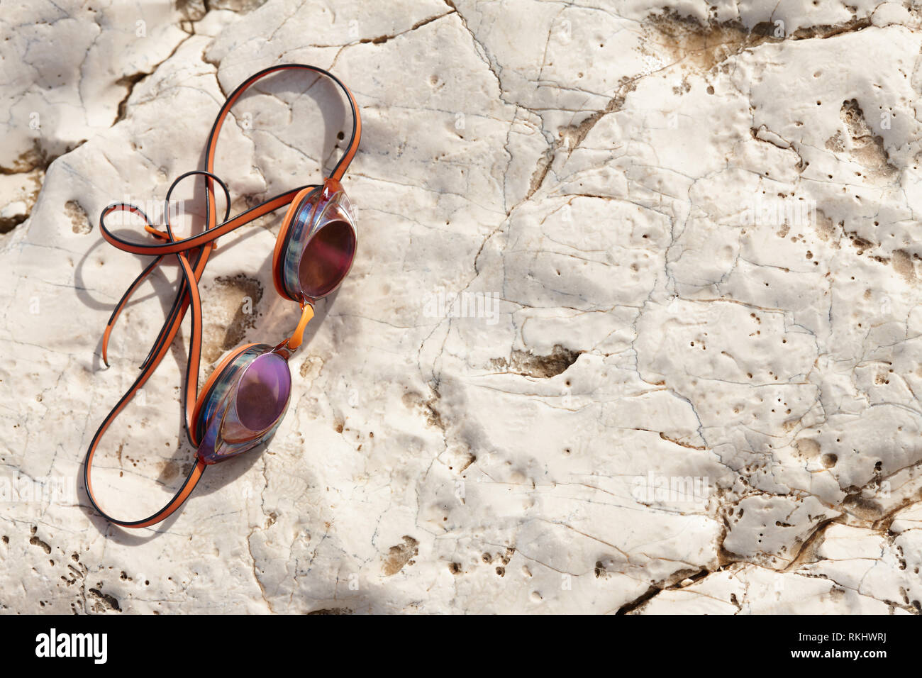 Schwimmen Brille auf einem Felsen Felsen, Ansicht schließen Stockfoto
