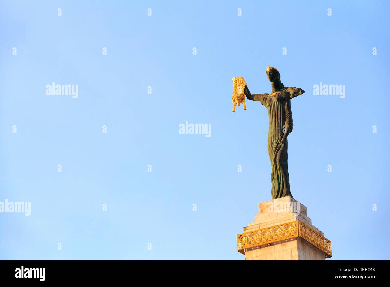 Batumi, Adscharien, Georgia. Statue von Medea auf blauen Himmelshintergrund In Europa Platz. Frau mit goldenen Vlies. In der griechischen Mythologie war Medea Tochter Stockfoto