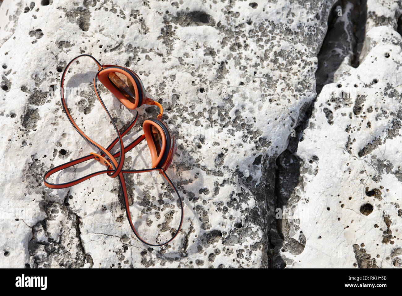 Schwimmen Brille auf einem Felsen Felsen, Ansicht schließen Stockfoto
