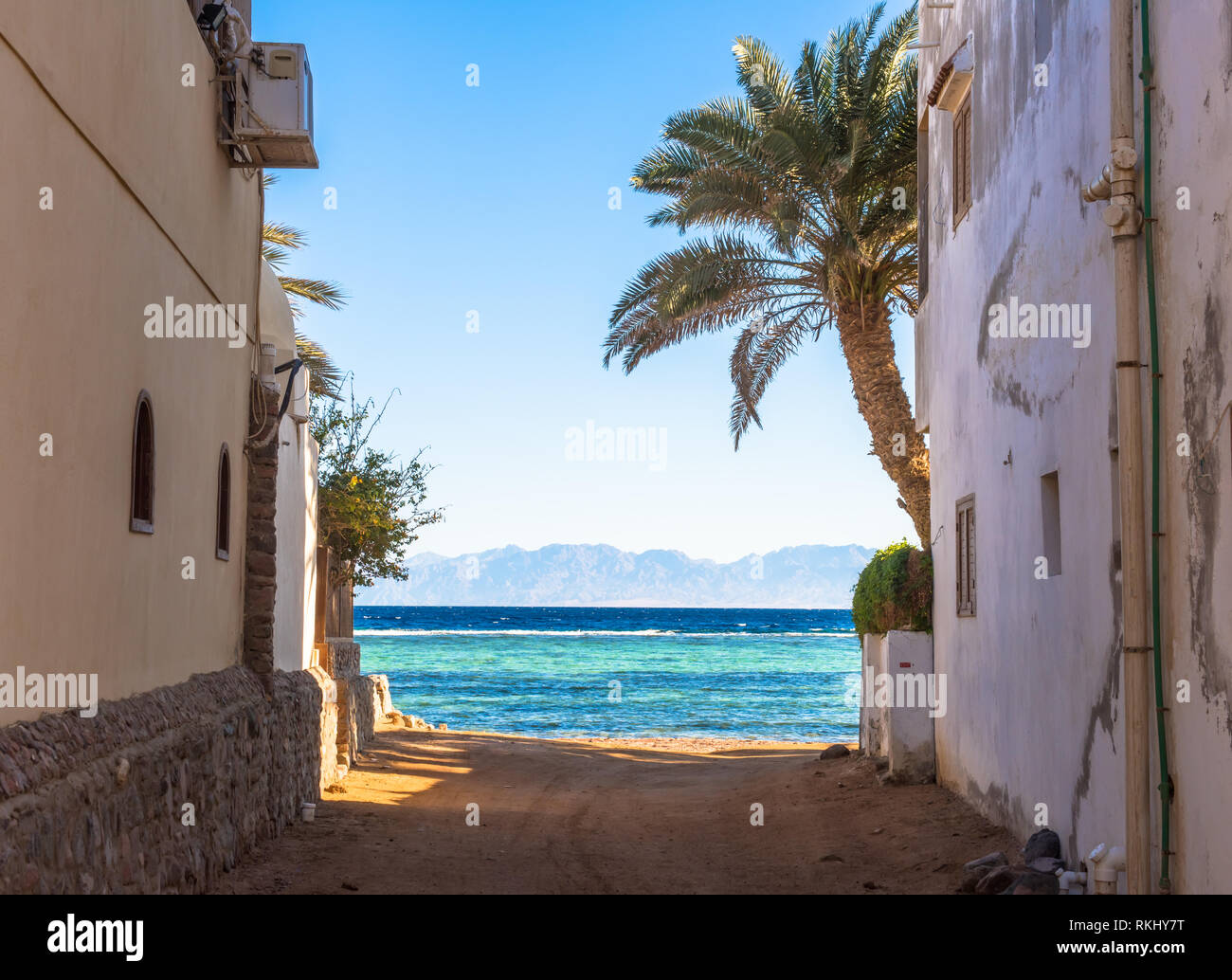 Küste am Roten Meer, im Golf von Aqaba, in der Nähe von Dahab. Ägypten Stockfoto