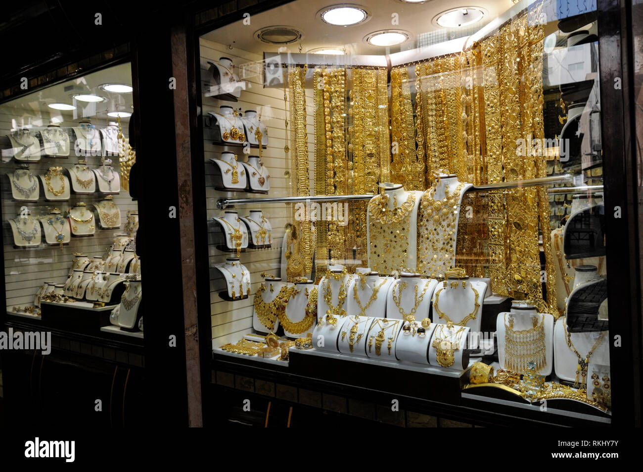 Eine jewellerÕs Fenster Anzeige der gold Halsketten, vor allem im Nahen Osten Design für Frauen an der Dubai Gold Souk im Stadtteil Deira in Dubai in der Stockfoto