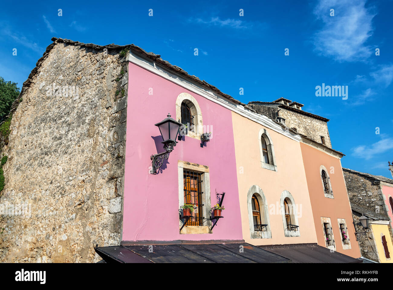 Farbenfrohe historische Gebäude in Mostar, Bosnien und Herzegowina Stockfoto