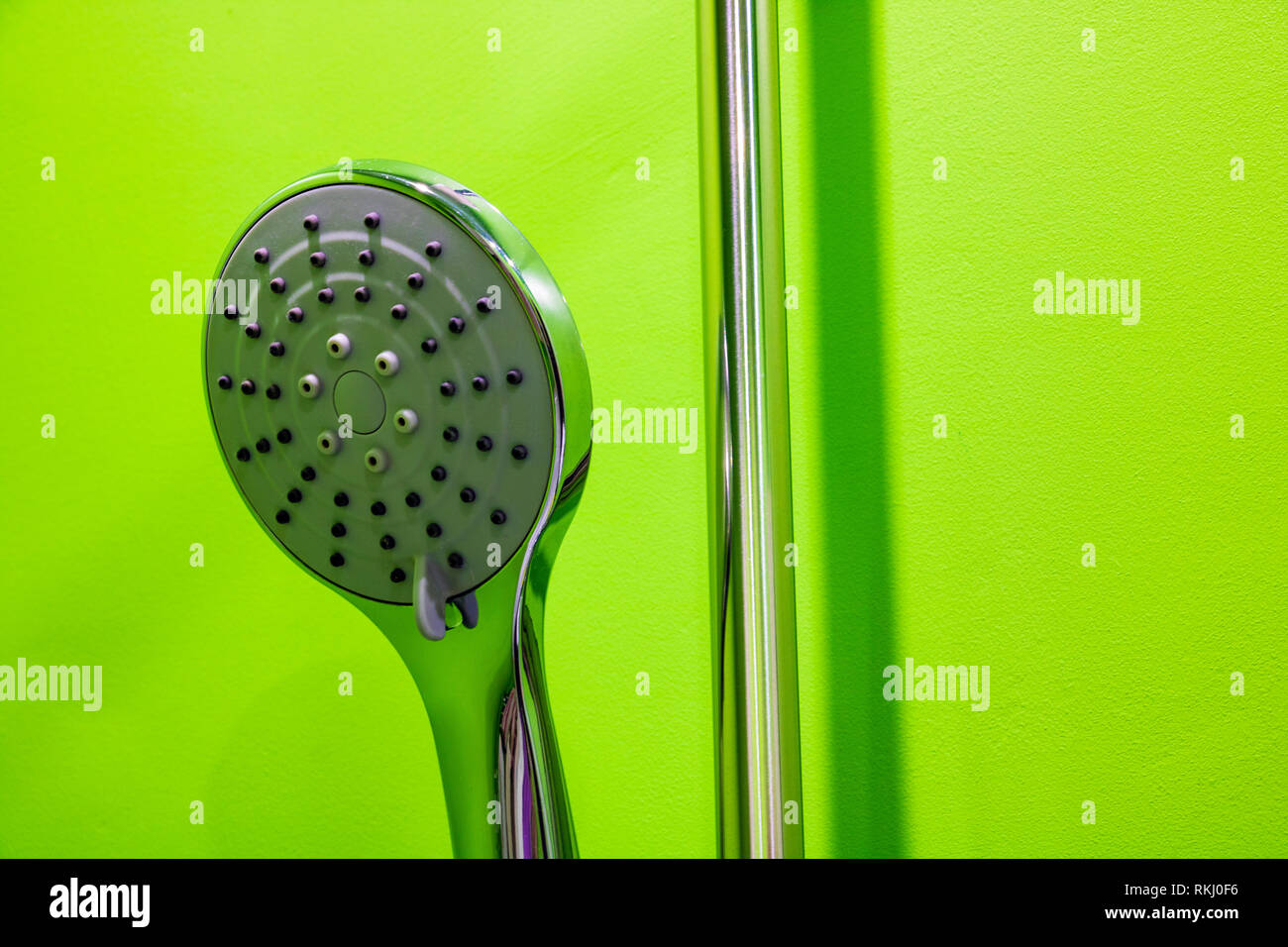 Duschkopf im Bad mit Wasser sprühen oder Wasserdurchfluss. Moderne Duschkopf im modernen Badezimmer Stockfoto