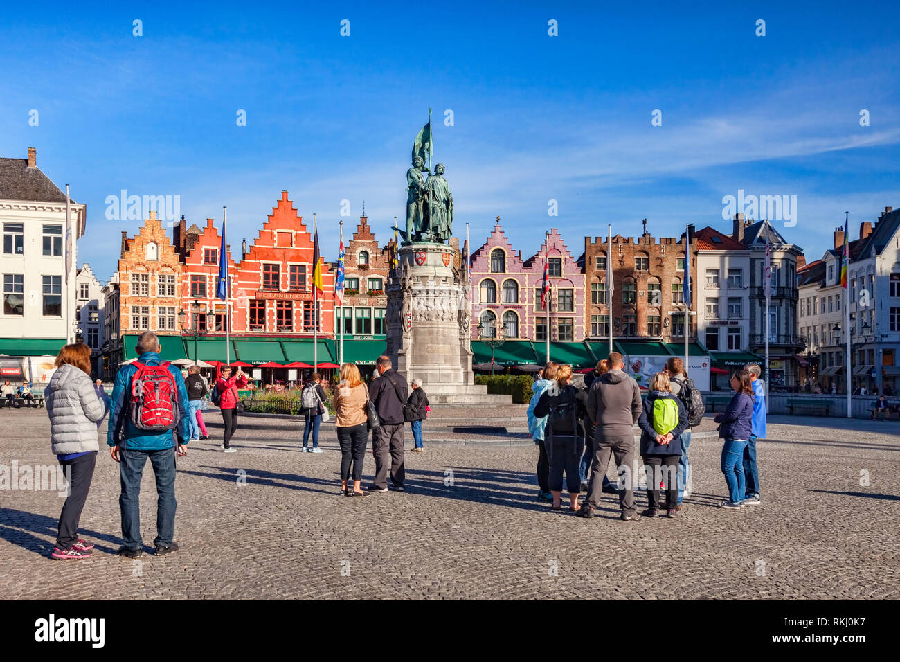 25. September 2018: Brügge, Belgien - Touristen auf dem Marktplatz an einem sonnigen Nachmittag. Stockfoto