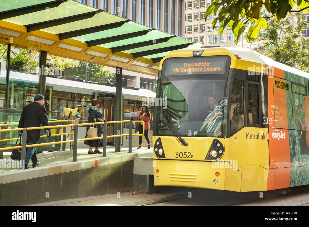 2. November 2018: Manchester, UK-Metrolink gelben Straßenbahn in St. Peter's Square, an der Straßenbahnhaltestelle. Stockfoto
