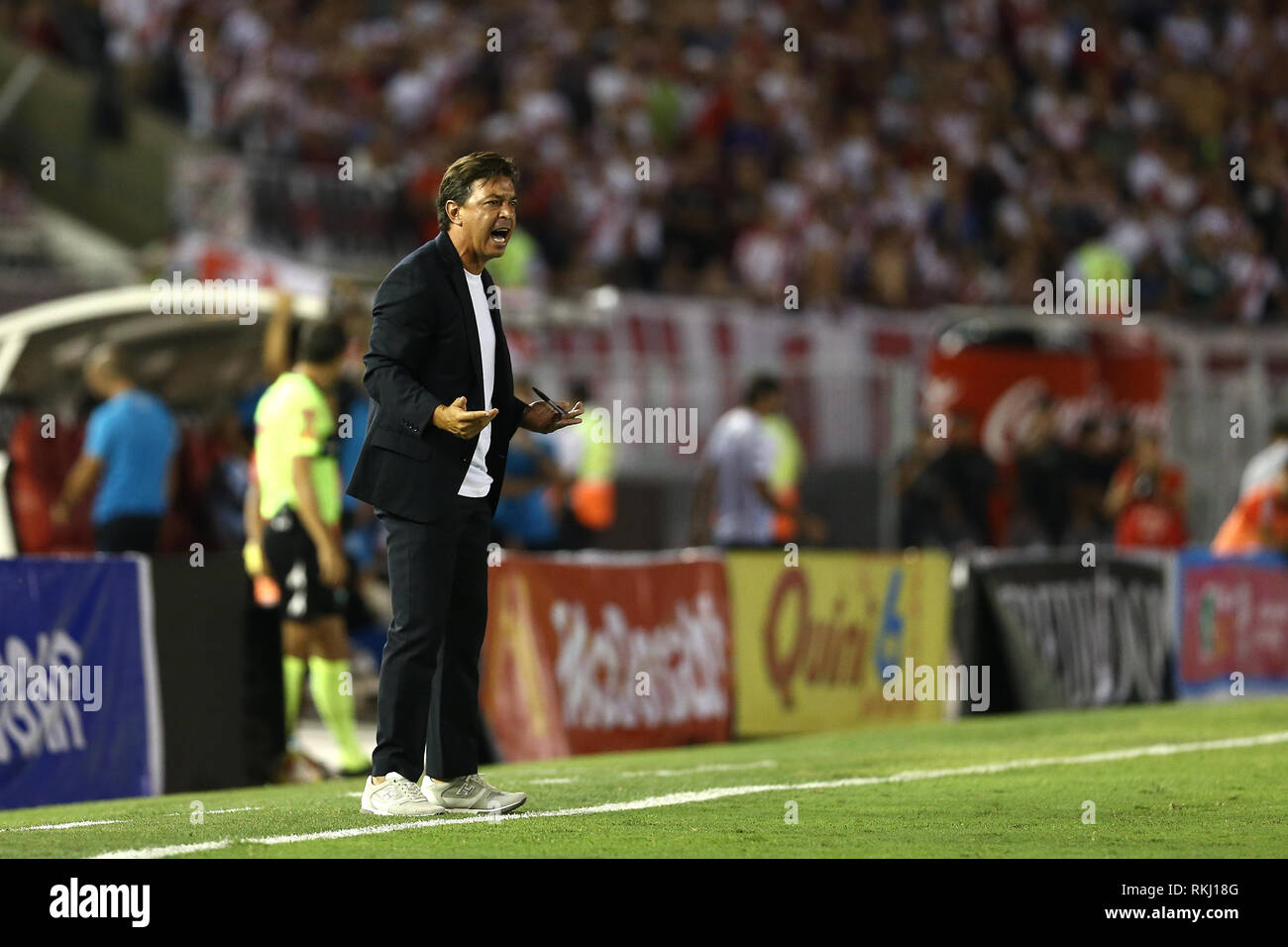 BUENOS AIRES, ARGENTINIEN - 10. FEBRUAR 2019: Marcelo Gallardo (Fluss) schreiend in das Match Fluss-Racing in Buenos Aires, Argentinien Stockfoto