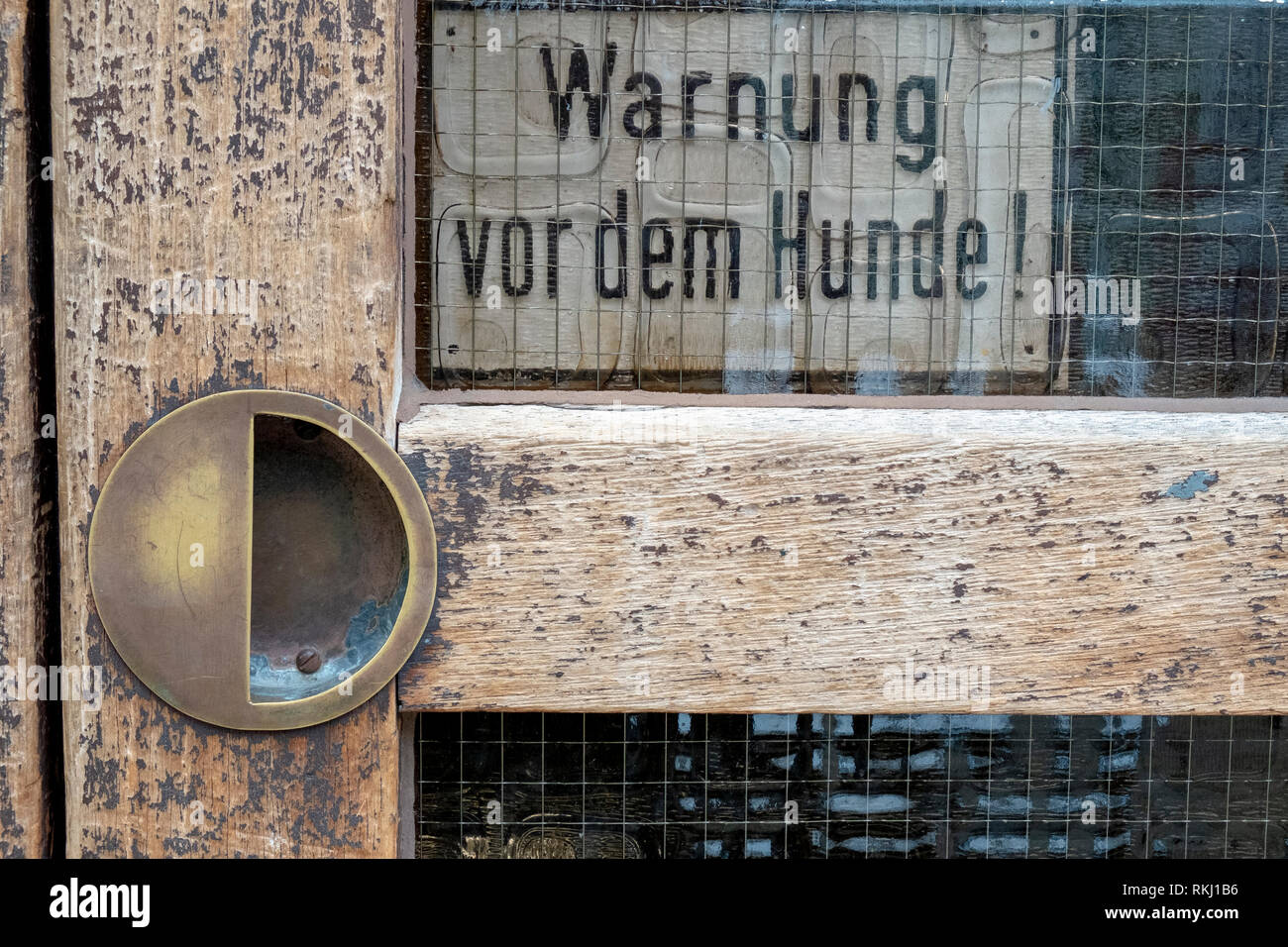 Altes Schild an der Tür mit dem Text "Warnung vor dem Hund". Stockfoto