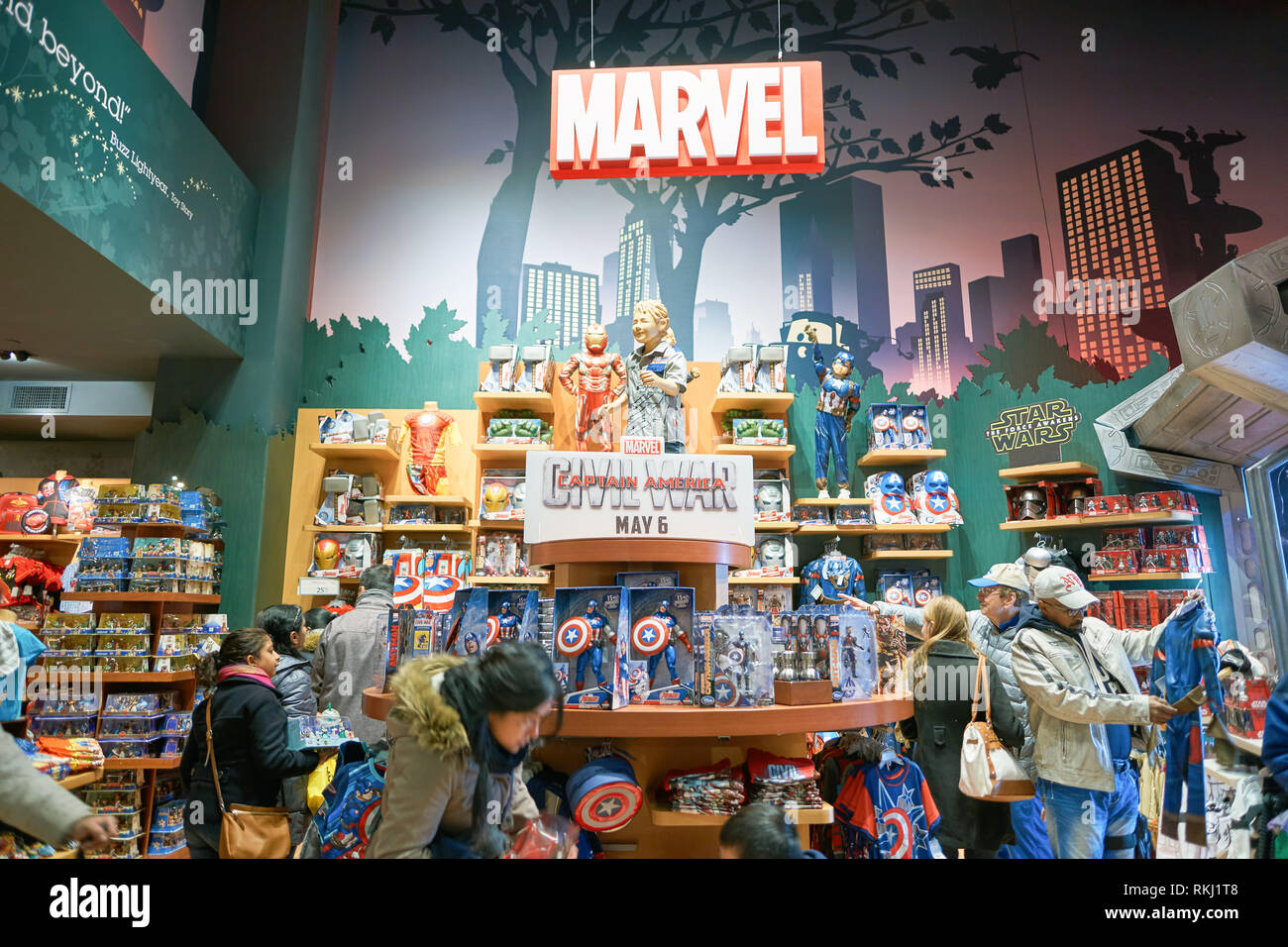 NEW YORK - ca. März 2016: Innerhalb des Times Square Disney Store. Disney Store ist eine internationale Kette von Fachgeschäften Verkauf nur Disney rela Stockfoto