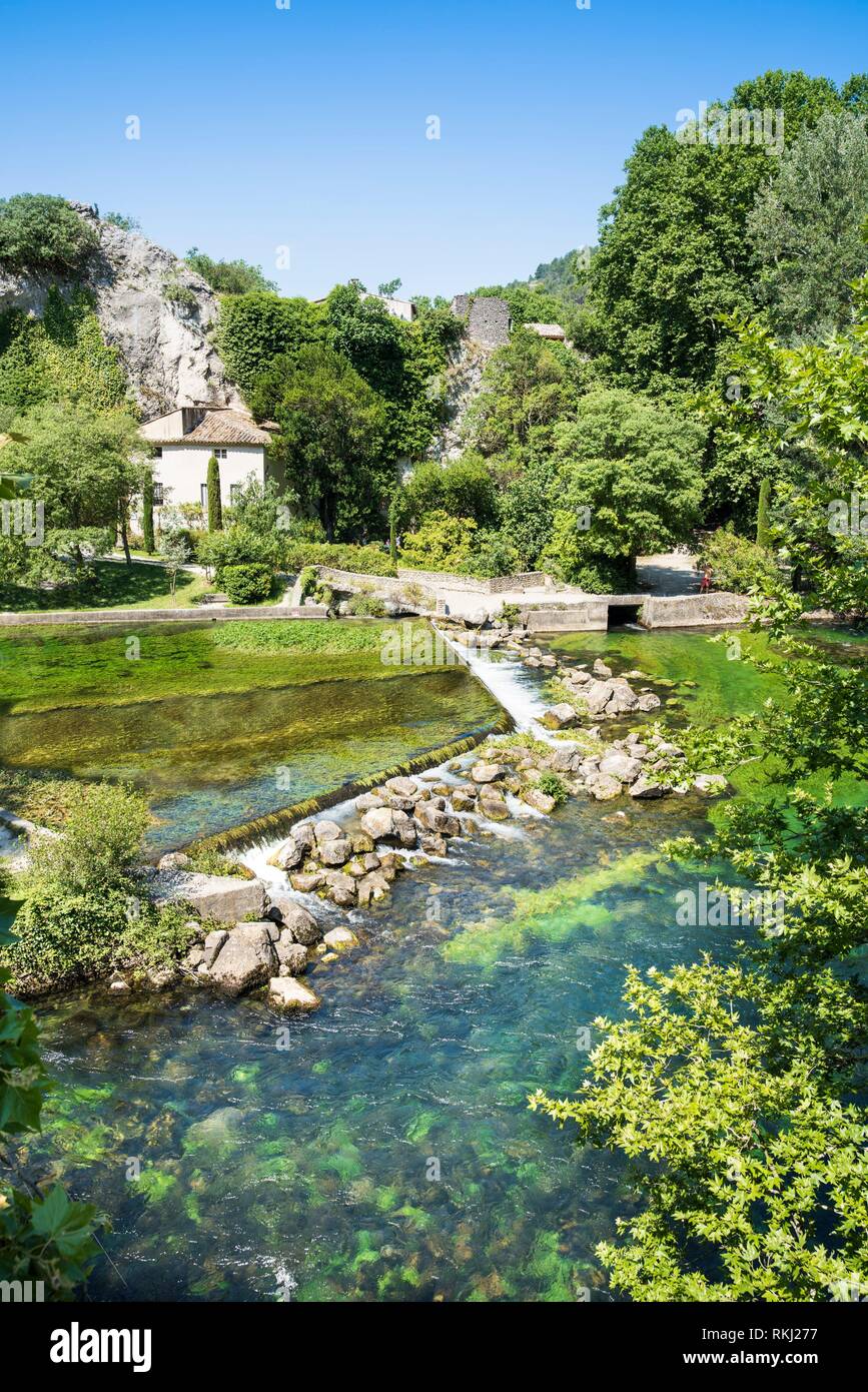 Die Oberlaufe Der Sorgue In Fontaine De Vaucluse Vaucluse Provence Frankreich Europa Stockfotografie Alamy