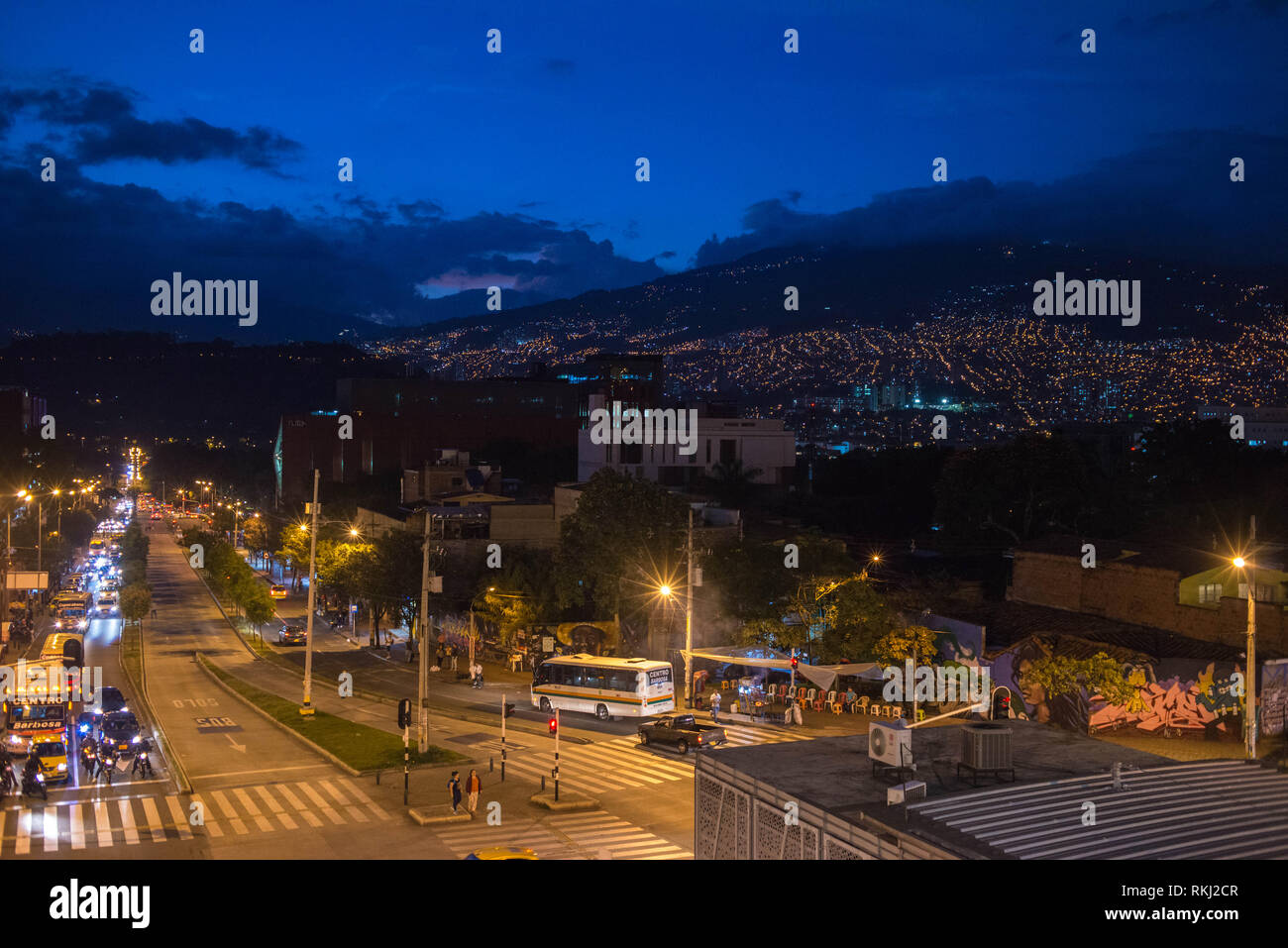 Medellin, Antioquia, Kolumbien: Blick auf die Stadt bei Nacht. Stockfoto