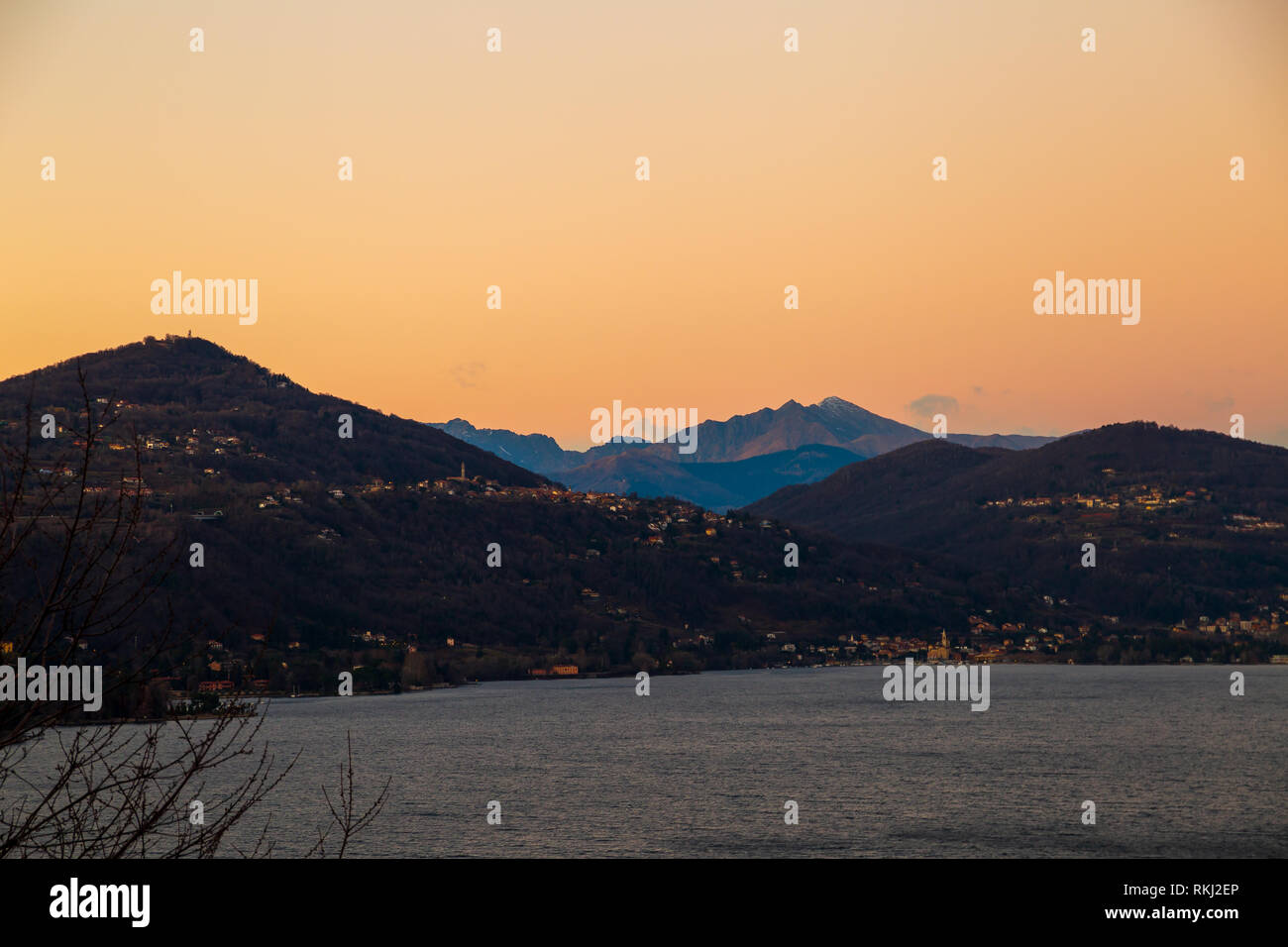 Blick auf den Lago Maggiore bei Sonnenuntergang von einer Höhe über Arona Stockfoto
