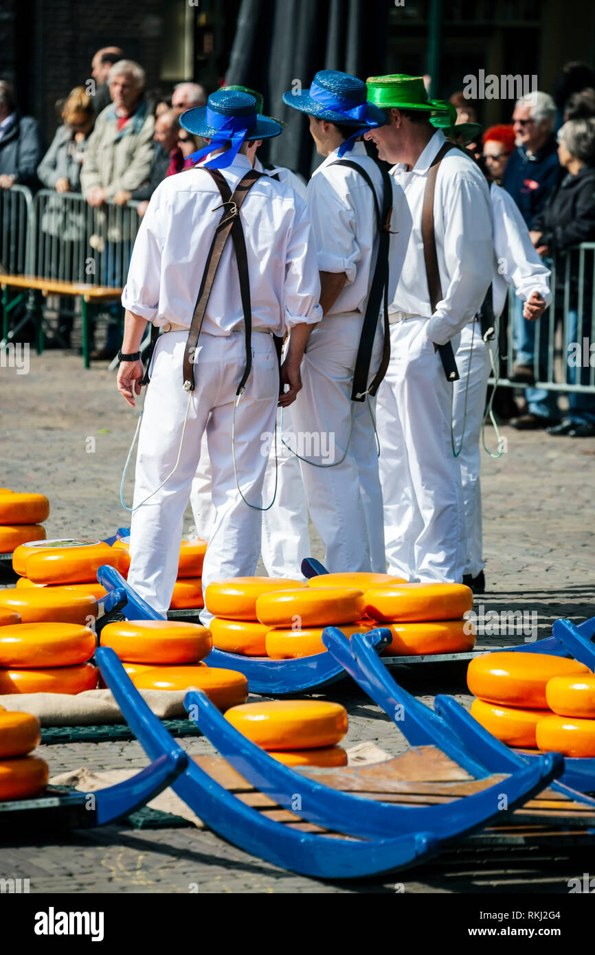 Käse Läufer stehen, Käse runden und Schlitten, Käsemarkt, Holland, Niederlande Stockfoto