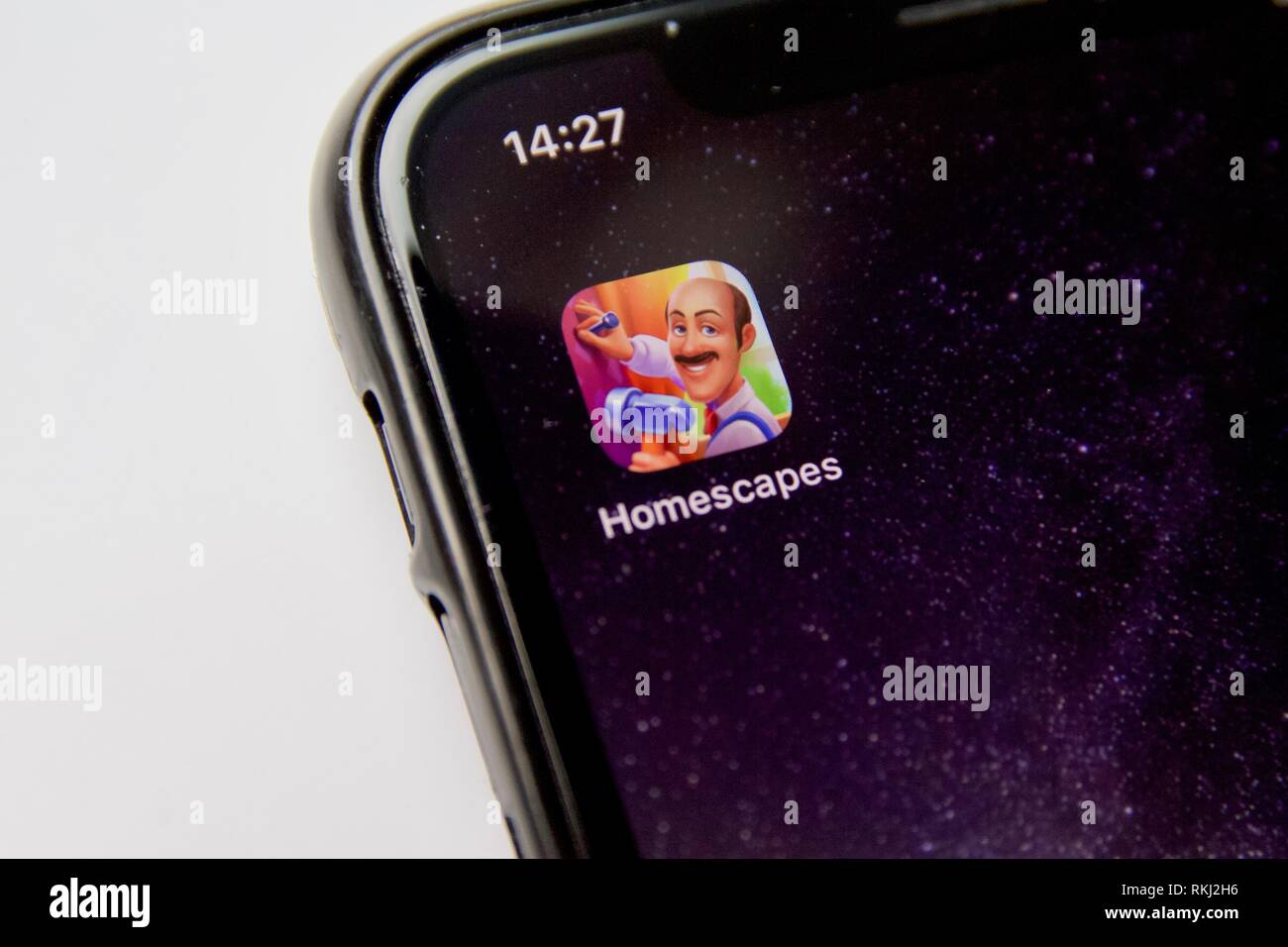 Durch Homescapes moviestreams.6x.to auf einem iPhone X vor einem weißen Hintergrund. Homescapes ist ein Match 3 plus resource management spiel, ein Spin-off der Gardenscapes. Stockfoto