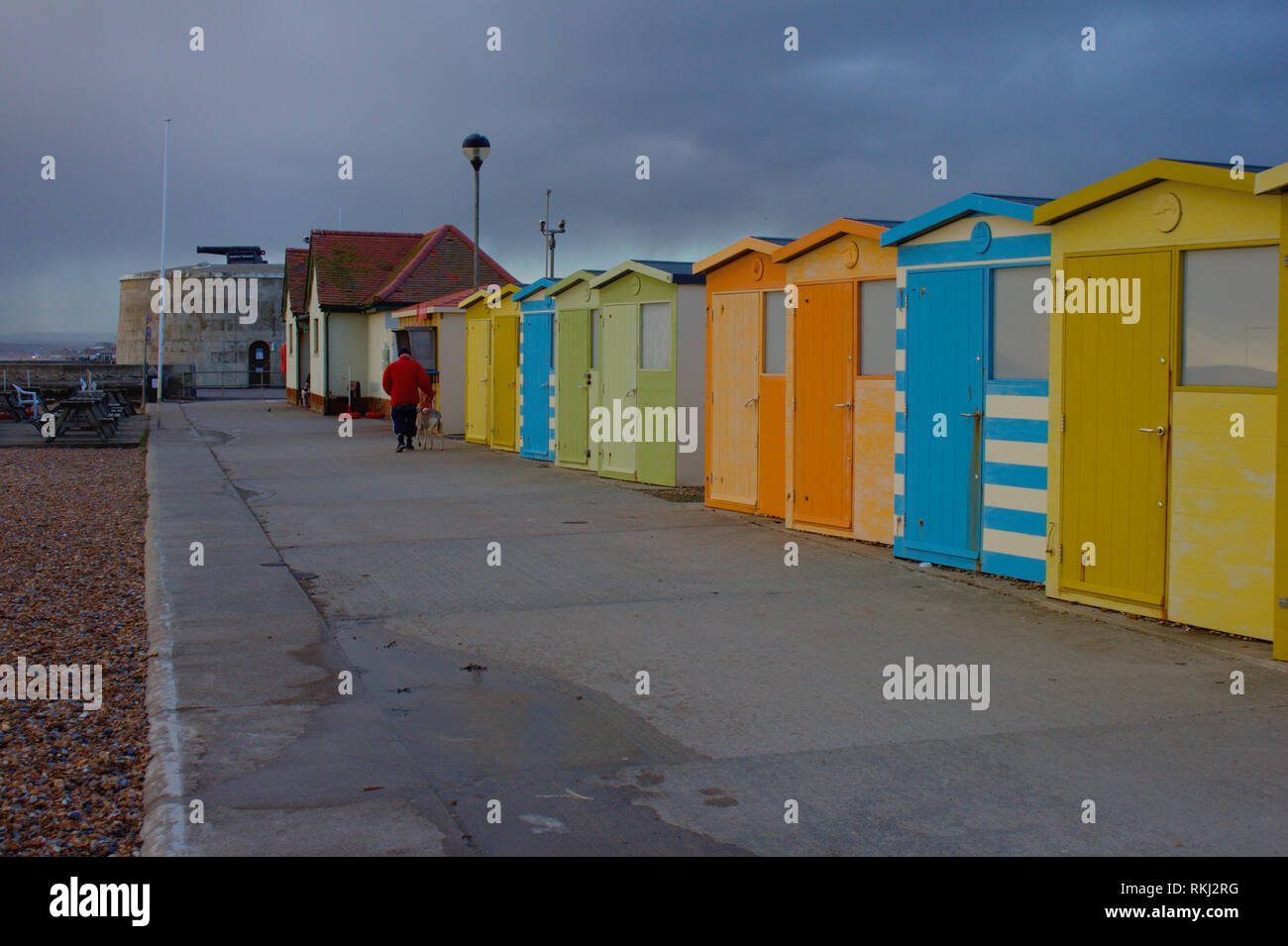 Reihe von bunten Badekabinen am Strand von Seaford, Vereinigtes Königreich. Stockfoto