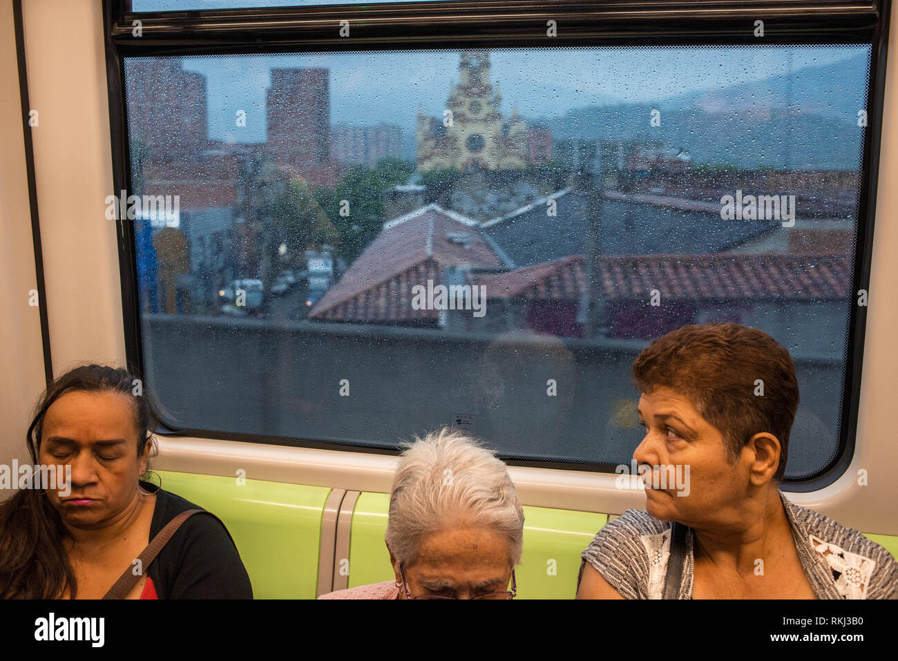 Medellin, Antioquia, Kolumbien: cty Blick von der U-Bahn. Stockfoto