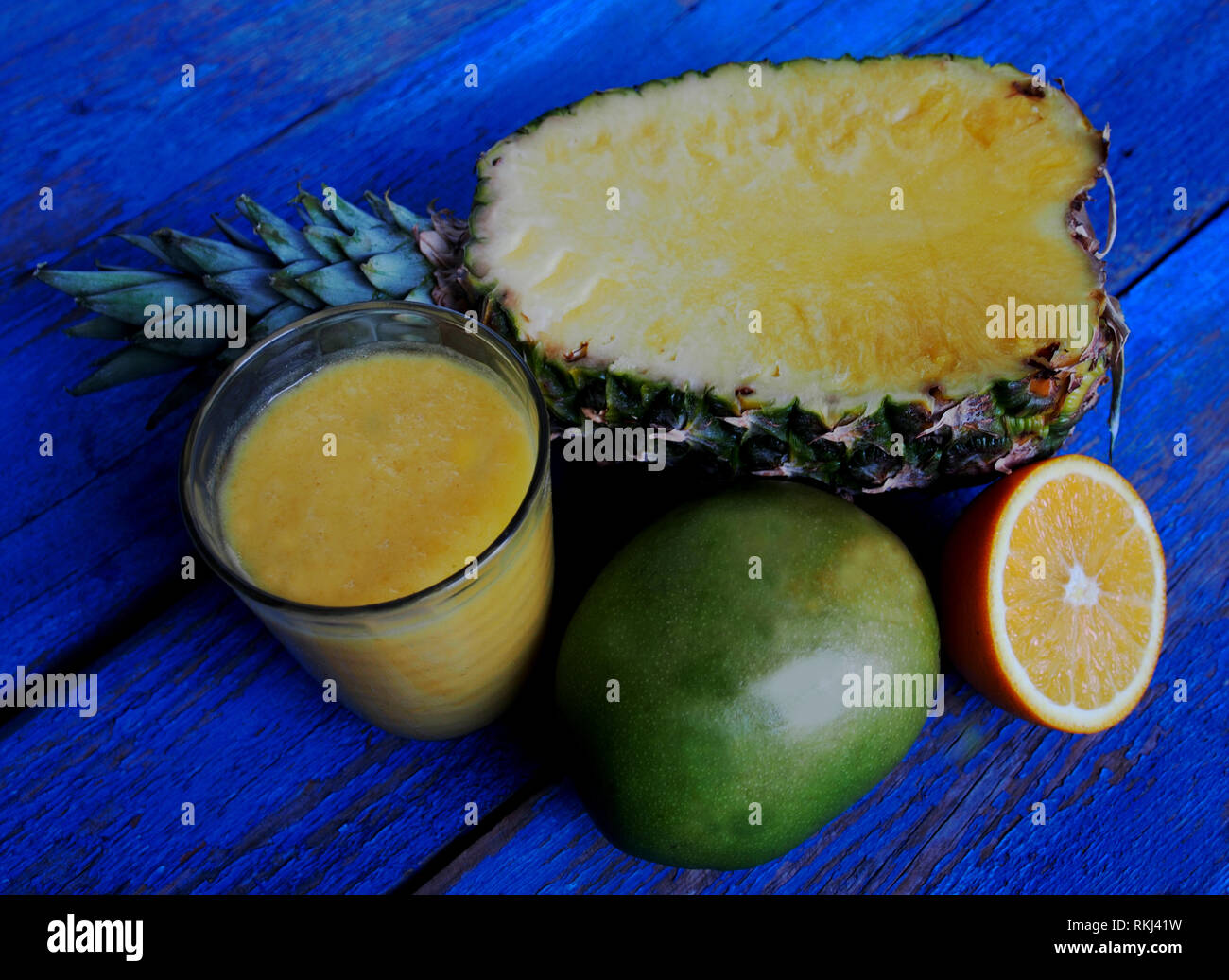 Auf dem Tisch ist ein Glas. In ein Glas frische Ananas Smoothies zusätzlich mit Limettensaft. Stockfoto