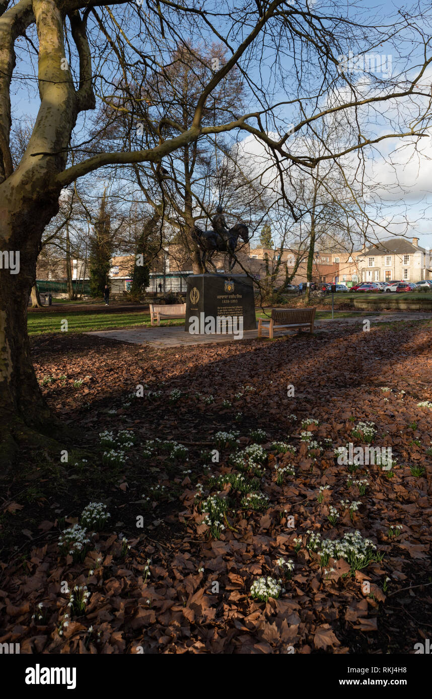 Schneeglöckchen auf Butten Insel, Thetford vor maharadscha Duleep Singh Statue. Stockfoto