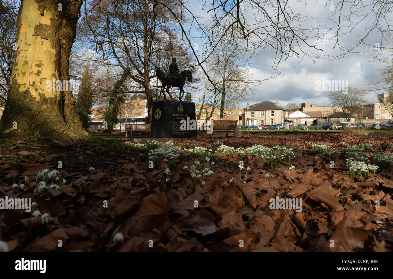 Schneeglöckchen auf Butten Insel, Thetford vor maharadscha Duleep Singh Statue. Stockfoto