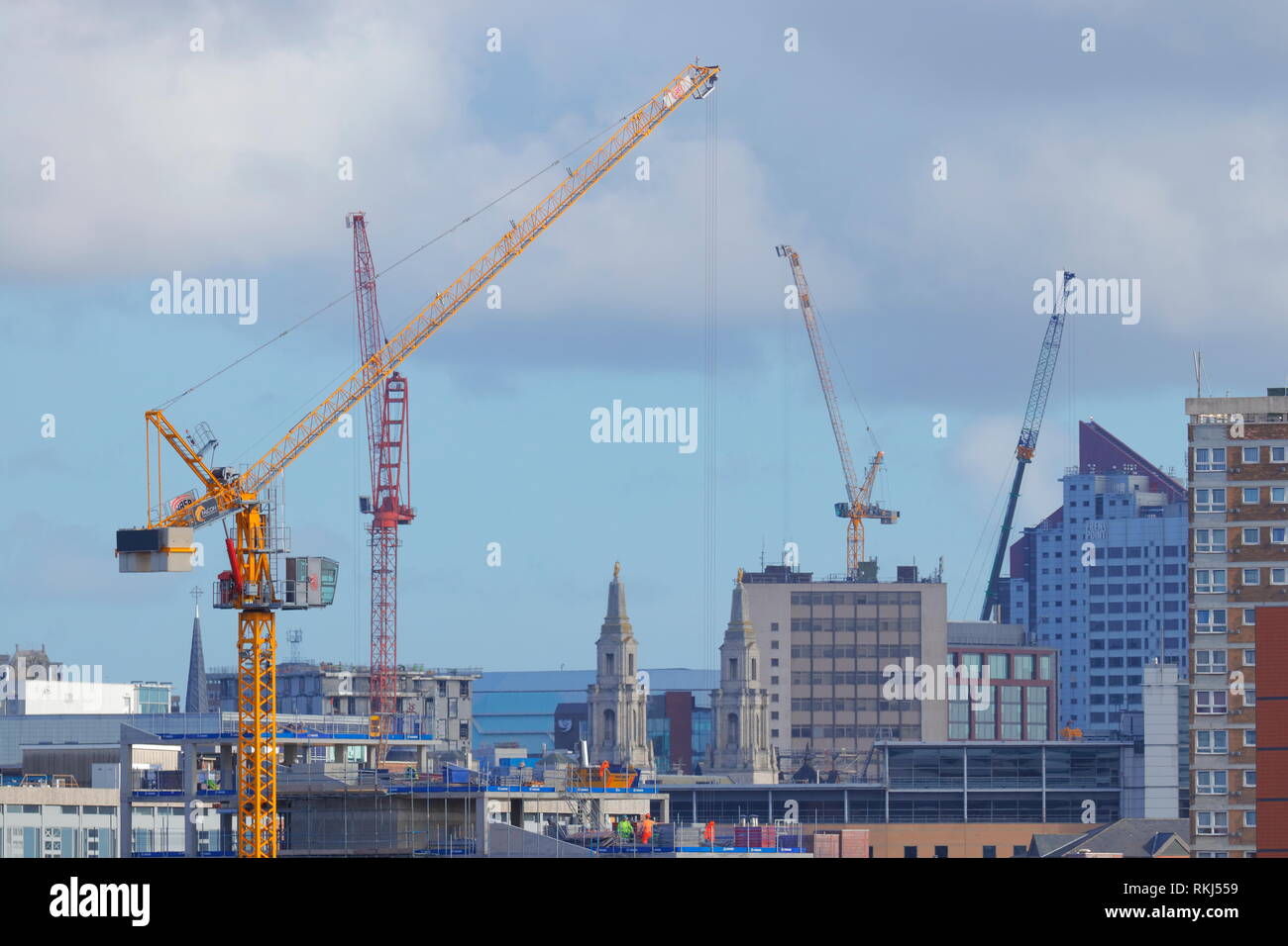 Turmdrehkrane in Leeds City Centre auf verschiedene Entwicklungen, um die Stadt zu erweitern. Stockfoto