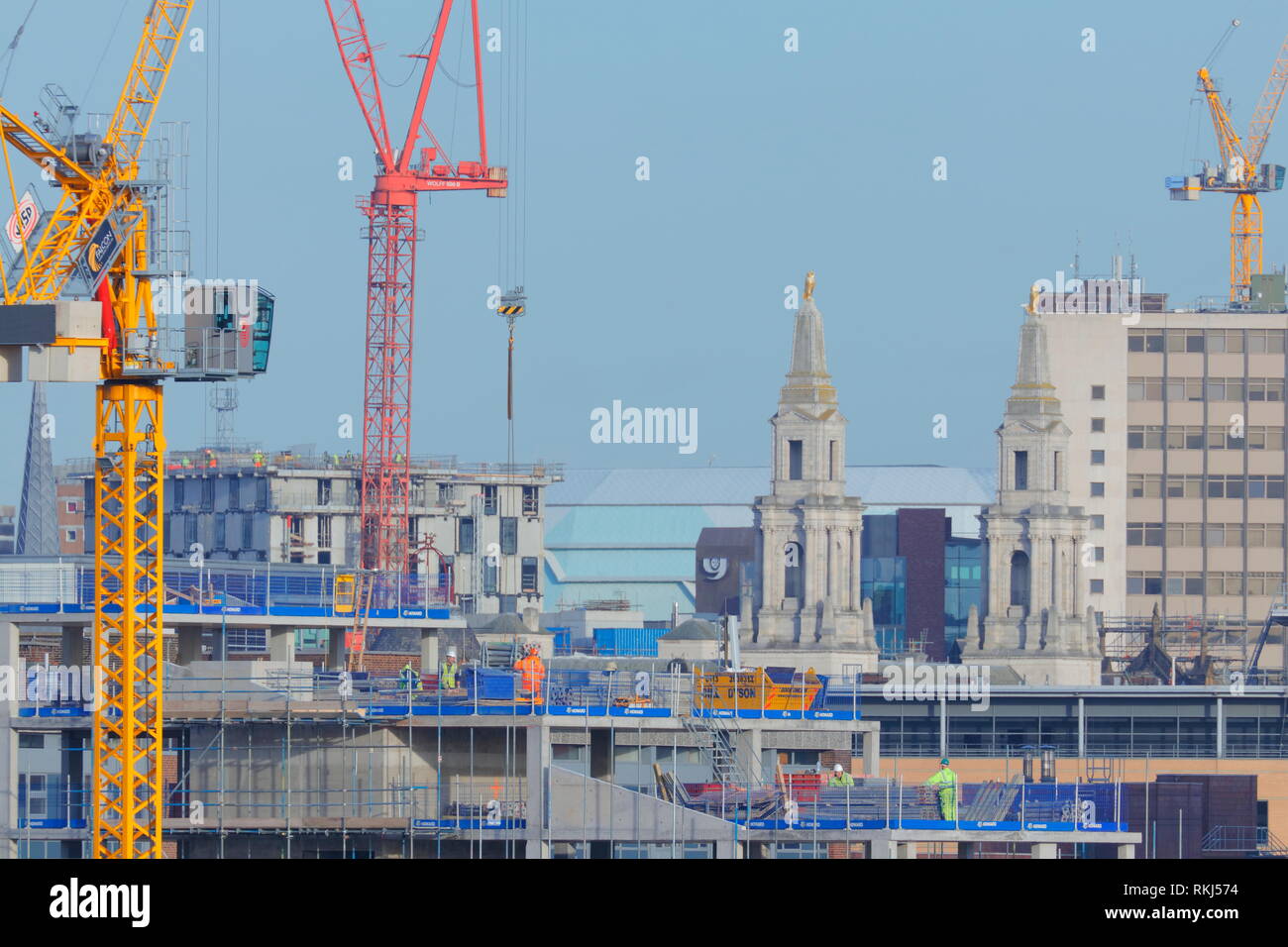 Laufende Bauprojekte im Stadtzentrum von Leeds. Leeds Civic Hall Towers mit den Golden Owls sind ebenfalls zu sehen Stockfoto