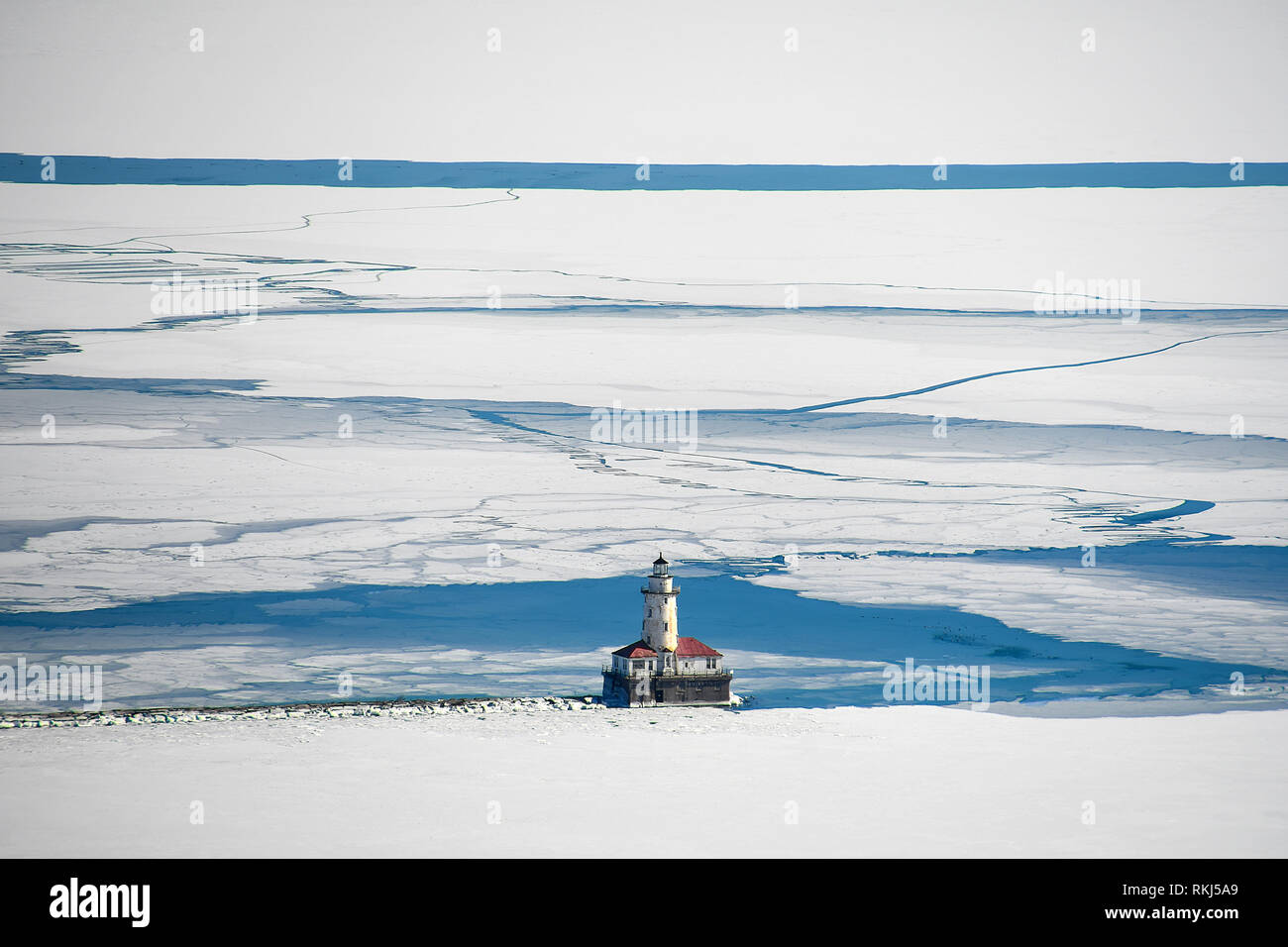 Luftaufnahme von Chicago Leuchtturm am Lake Michigan in Eis und Schnee Stockfoto